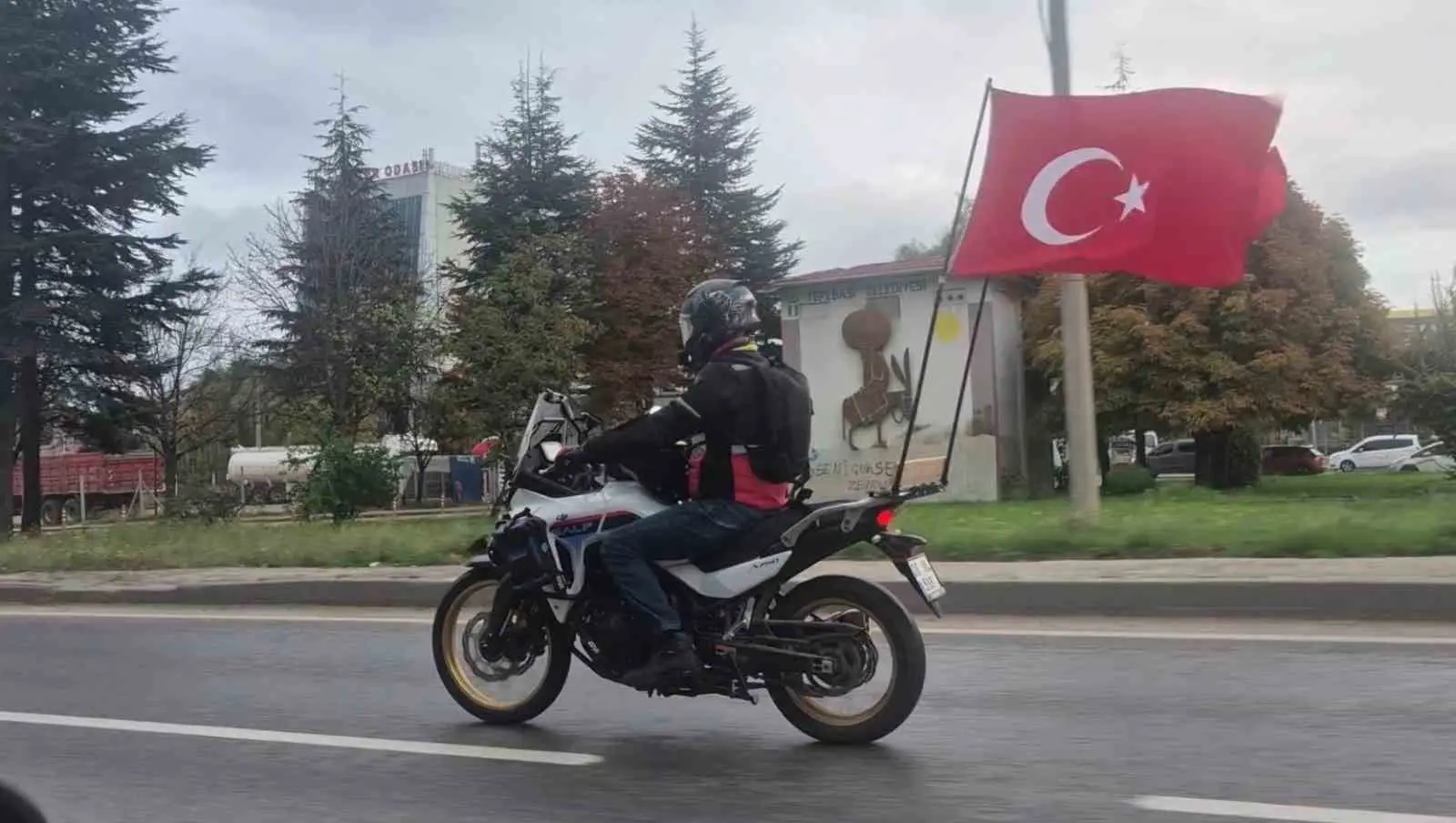 ESKİŞEHİR'DE BİR MOTOSİKLET SÜRÜCÜSÜ, 29 EKİM CUMHURİYET BAYRAMI DOLAYISIYLA ARACININ ARKASINA TAKTIĞI TÜRK BAYRAKLARIYLA ÇEVRE YOLUNDA SEYRETTİ.