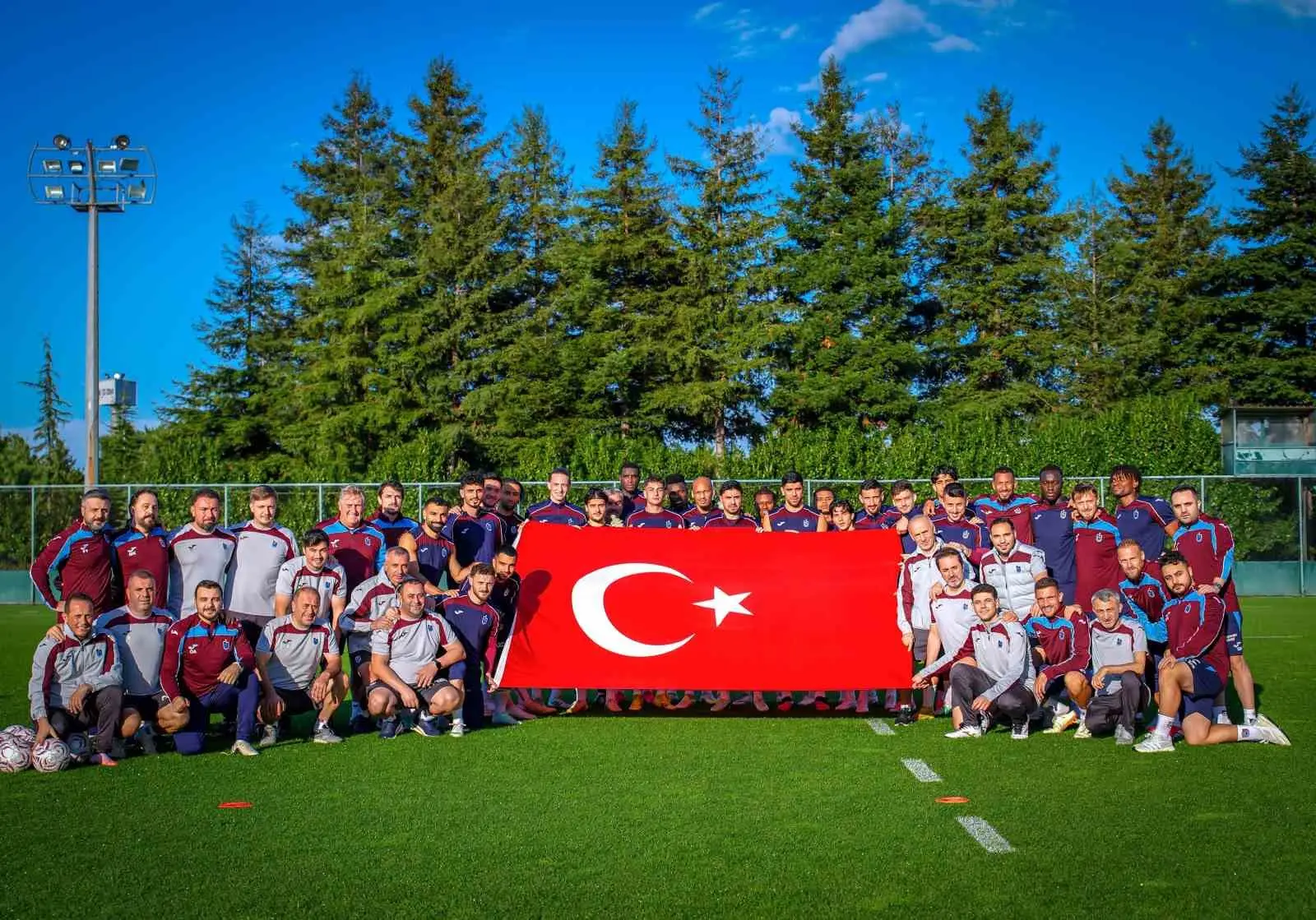 TRABZONSPOR, TRENDYOL SÜPER LİG’İN 10. HAFTASINDA SAHASINDA OYNAYACAĞI GAZİANTEP FK MAÇININ HAZIRLIKLARINA BAŞLADI. BORDO-MAVİLİLER, CUMHURİYET BAYRAMI DOLAYSIYLA ANTRENMAN ÖNCESİ TÜRK BAYRAĞI AÇTI
