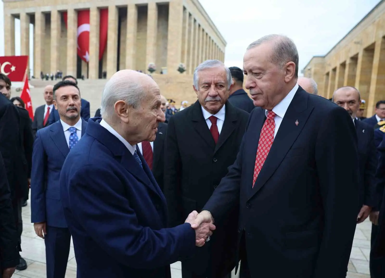 CUMHURBAŞKANI RECEP TAYYİP ERDOĞAN’IN, CUMHURİYET’İN 103. YIL DÖNÜMÜNDE ANITKABİR’DE DÜZENLENEN TÖRENE KIRMIZI KAAN DESENLİ KRAVATLA KATILMASI DİKKATİ ÇEKTİ.
