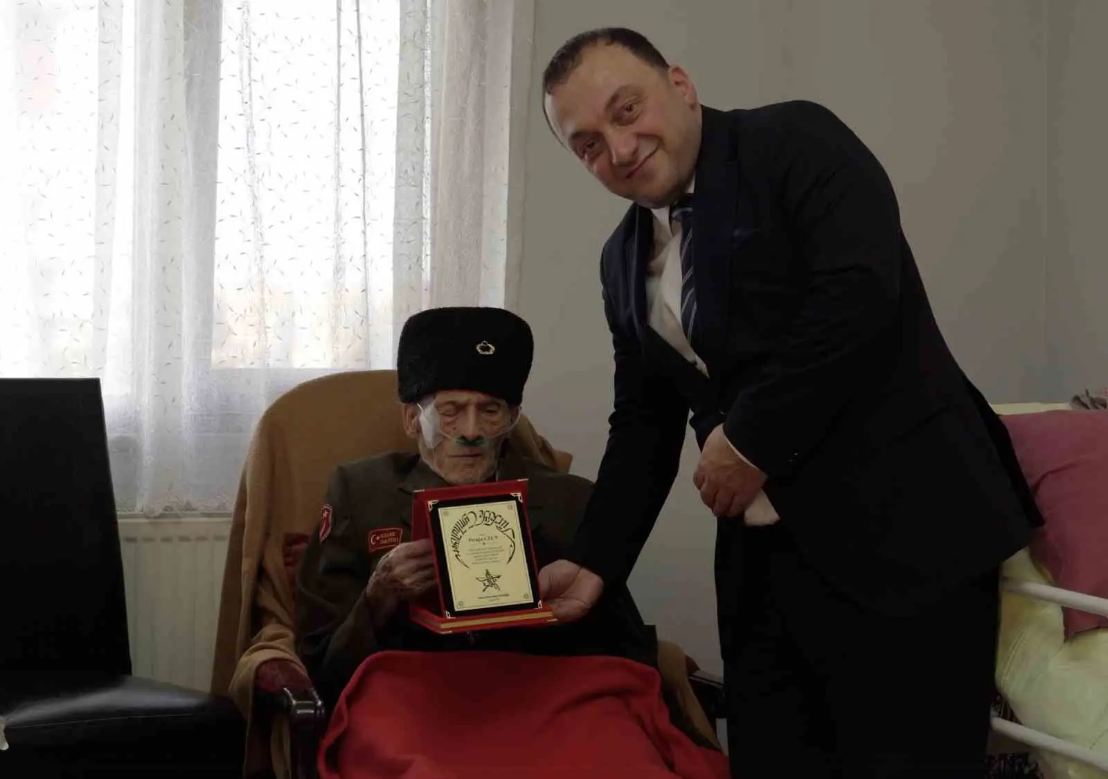 TÜRKİYE'NİN YAŞAYAN EN YAŞLI GAZİLERİNDEN 103 YAŞINDAKİ KORE GAZİSİ PİRAĞA UZUN, 29 EKİM CUMHURİYET BAYRAMI DOLAYISIYLA KENDİSİNİ ZİYARET EDEN TRABZON ÜNİVERSİTESİ AKADEMİSYENLERİ VE ÖĞRENCİLERİYLE BİR ARAYA GELDİ.