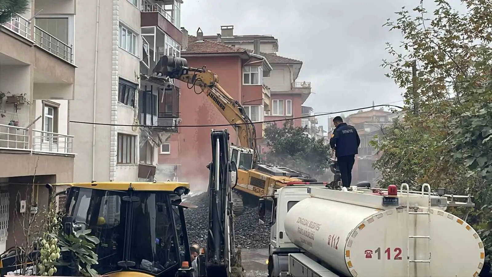 ZONGULDAK’TA YAKLAŞIK İKİ AY ÖNCE DUVARLARINDA VE TAŞIYICI YAPININ ÇEŞİTLİ BÖLÜMLERİNDE OLUŞAN ÇATLAKLAR NEDENİYLE TAHLİYE EDİLEN 5 KATLI BİNANIN KONTROLLÜ YIKIMINA BAŞLANDI. YIKIM SIRASINDA ZARAR GÖRME İHTİMALİ BULUNAN 14 DAİRELİK İKİ BİNA DA TEDBİR AMACIYLA BOŞALTILDI.