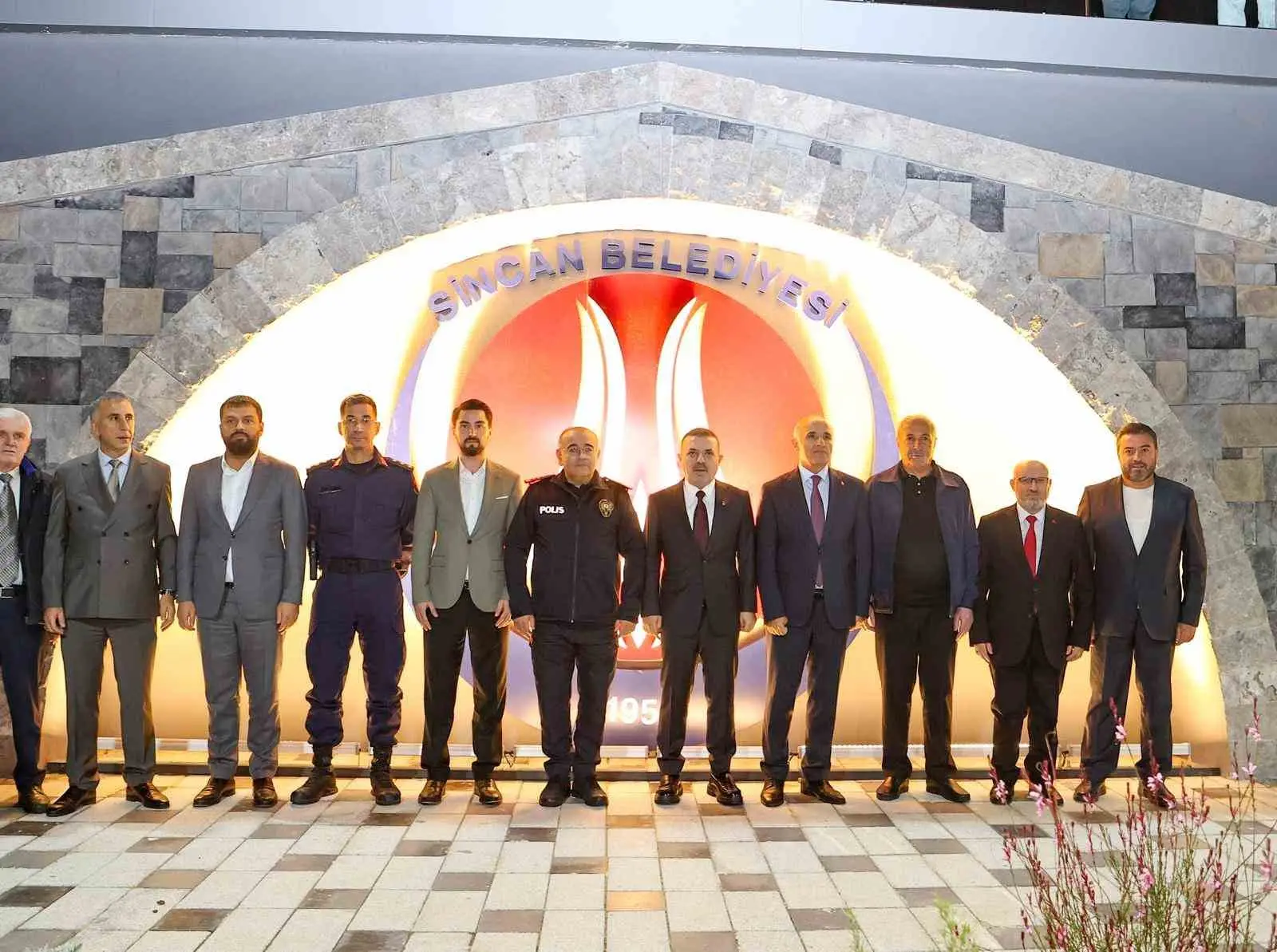 ORHANGAZİ TERAS PARKI AÇILIŞ TÖRENİNE SİNCAN BELEDİYE BAŞKANI MURAT ERCAN, SİNCAN BELEDİYESİ GENEL KOORDİNATÖRÜ İSMAİL CAN OCAK, SİNCAN KAYMAKAMI LEVENT KILIÇ, MHP SİNCAN İLÇE BAŞKANI MESUT GENÇ VE ÇOK SAYIDA PROTOKOL ÜYESİ KATILDI.