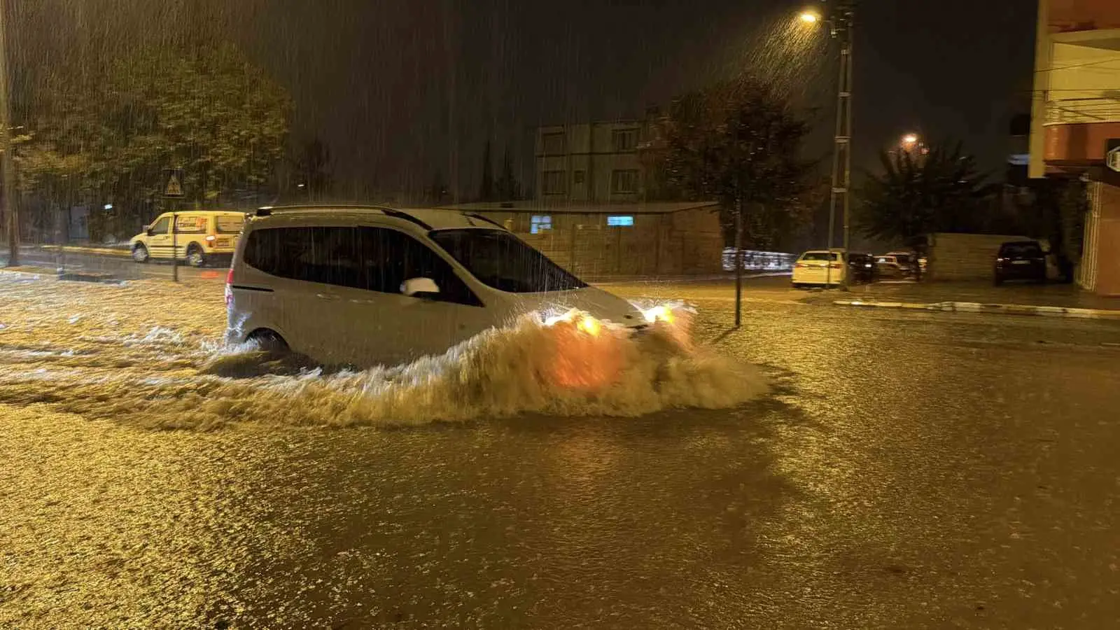 ADIYAMAN’DA ETKİLİ OLAN ŞİDDETLİ YAĞIŞ, KENT MERKEZİNDE HAYATI OLUMSUZ ETKİLEDİ. CADDE VE SOKAKLARIN ADETA GÖLE DÖNDÜĞÜ KENTTE, BİRÇOK ARAÇ SU BİRİKİNTİLERİ NEDENİYLE MAHSUR KALIRKEN SÜRÜCÜLER ZOR ANLAR YAŞADI.