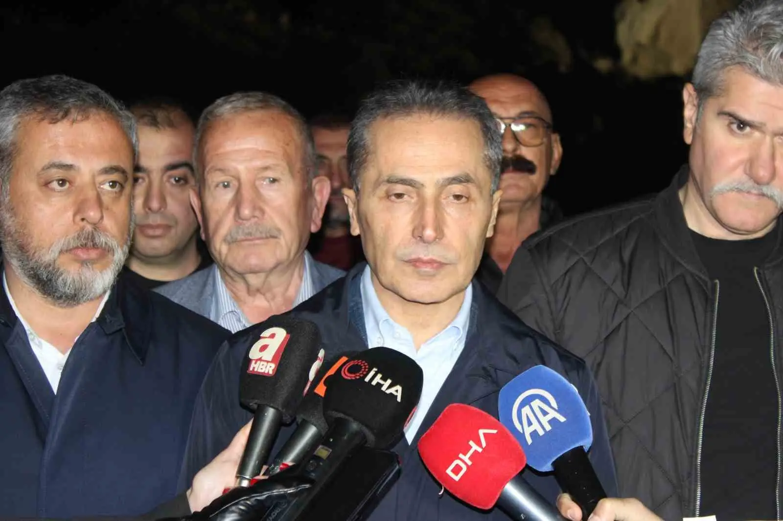 NEVŞEHİR VALİSİ HÜSEYİN KÖK; GÖREME BELDESİNDE MEYDANA GELEN KAYA KAYMASI İLE İLGİLİ OLARAK CUMHURİYET BAŞSAVCILIĞININ SORUŞTURMA BAŞLATTIĞINI, VALİLİK OLARAK KENDİLERİNİN DE İDARİ SORUŞTURMA BAŞLATACAKLARINI SÖYLEDİ.