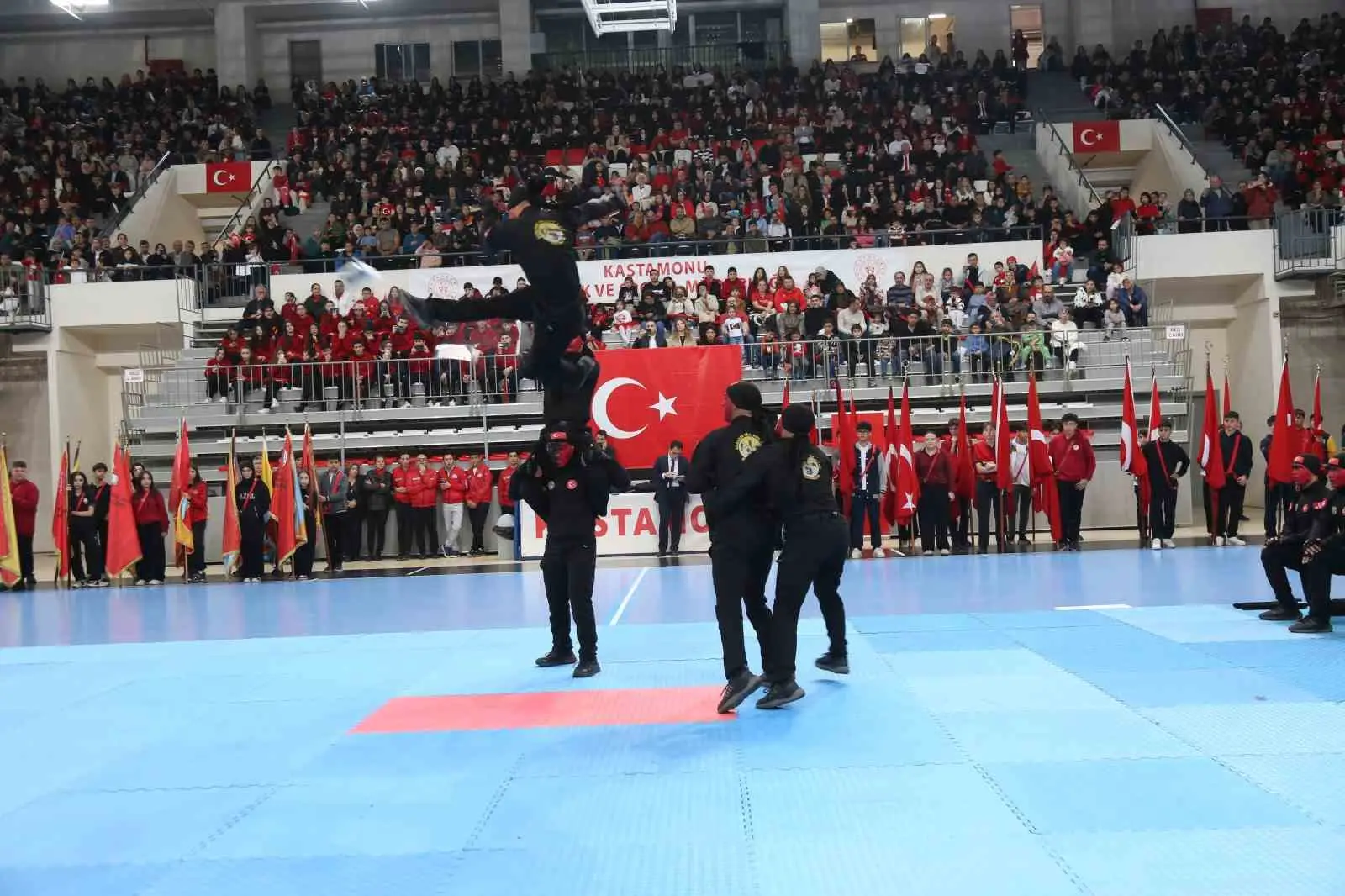 KASTAMONU’DA CUMHURİYET BAYRAMI TÖRENİNDE KOMANDOLARIN DÖVÜŞ SANATLARINDAKİ HÜNERLERİYLE SEYİRCİDEN BÜYÜK ALKIŞ TOPLADI.