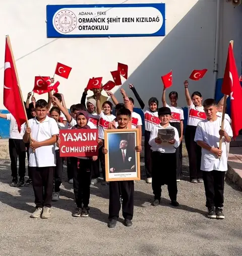 ADANA’NIN FEKE İLÇESİNDE 1190 RAKIMDA BULUNAN KÖY OKULUNDAKİ ÖĞRENCİLER, CUMHURİYET’İN 103’ÜNCÜ YIL DÖNÜMÜNÜ KÖYLERİNİN SOKAKLARINDA TÜRK BAYRAKLARIYLA GERÇEKLEŞTİRDİKLERİ YÜRÜYÜŞ VE HAZIRLADIKLARI ANLAMLI ŞEHİTLİK ZİYARETİ İLE KUTLADI.