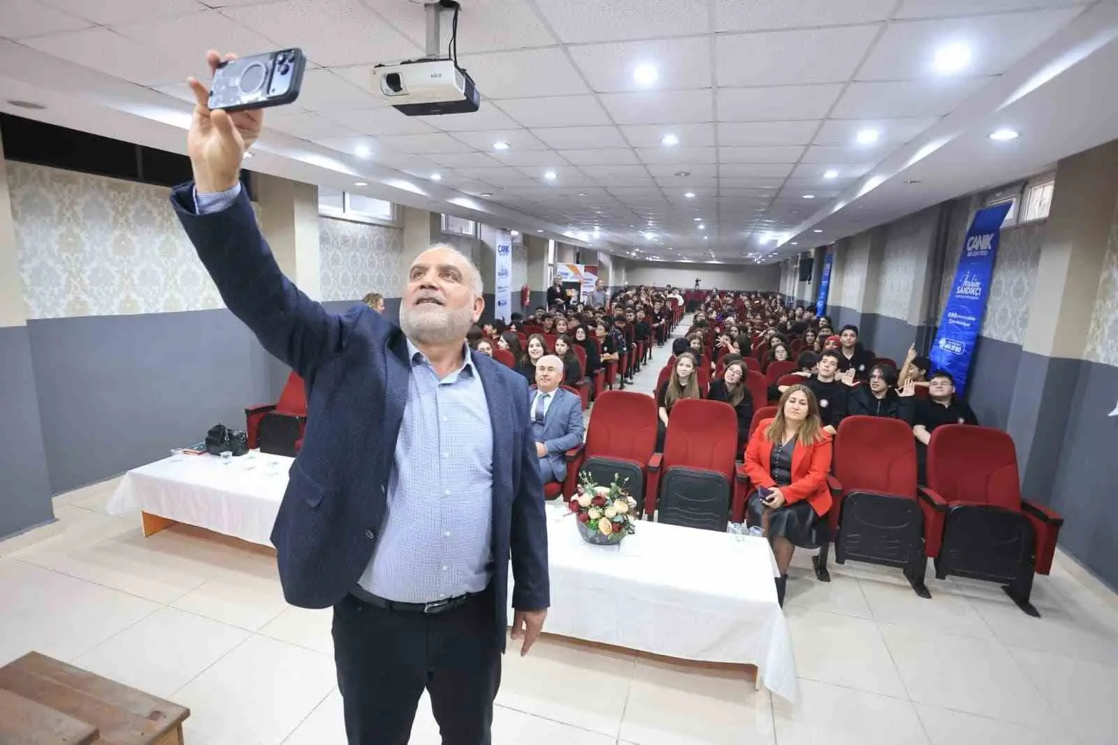 BAŞKAN SANDIKÇI'NIN ÖĞRENCİLERE HEDİYE TAKDİMİNDE BULUNDUĞU PROGRAM, HATIRA FOTOĞRAFI ÇEKİMİNİN ARDINDAN SON BULDU.