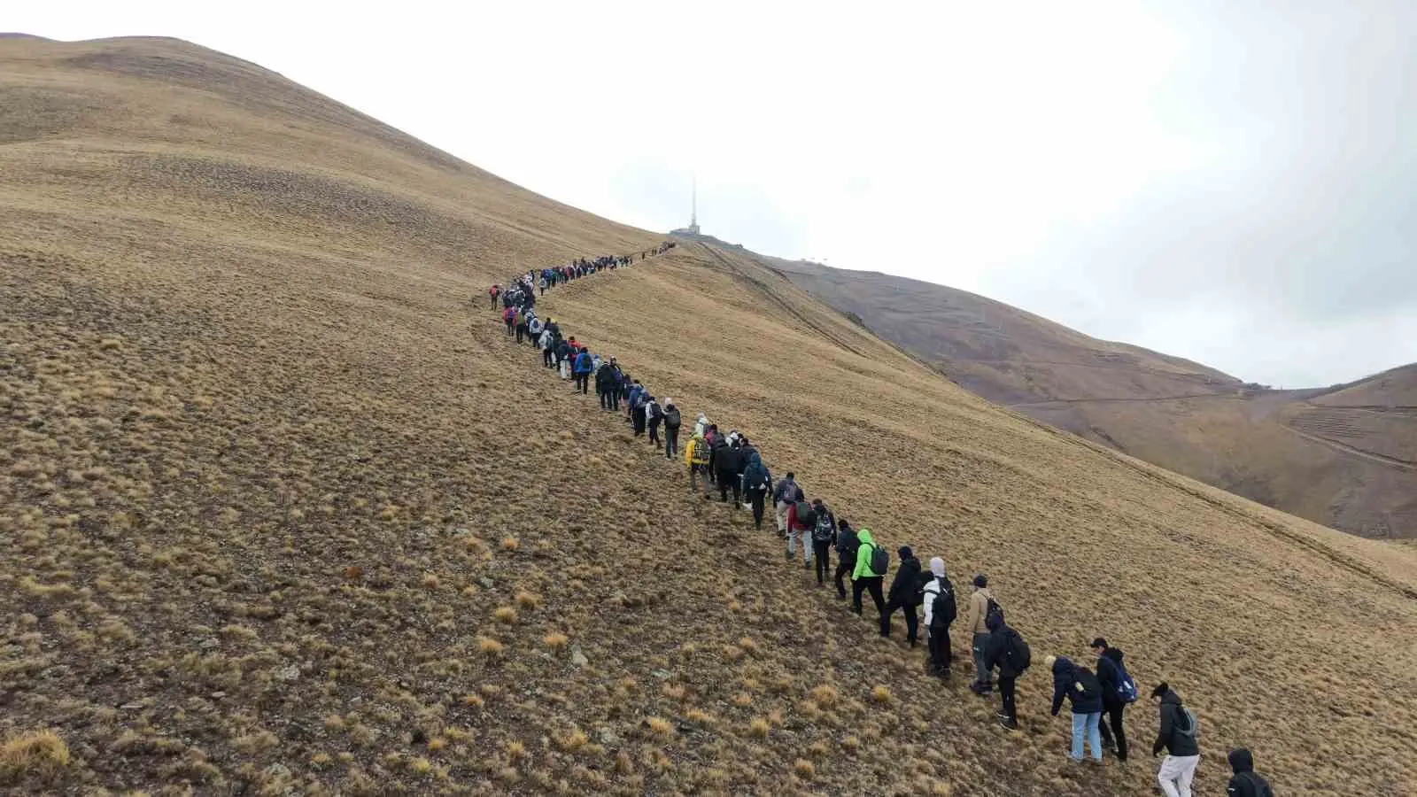ERZURUM’DA ÖĞRENCİLER, 3 BİN 176 METRE YÜKSEKLİĞİNDEKİ PALANDÖKEN DAĞI'NIN ZİRVESİNE CUMHURİYET TIRMANIŞI GERÇEKLEŞTİRDİ.