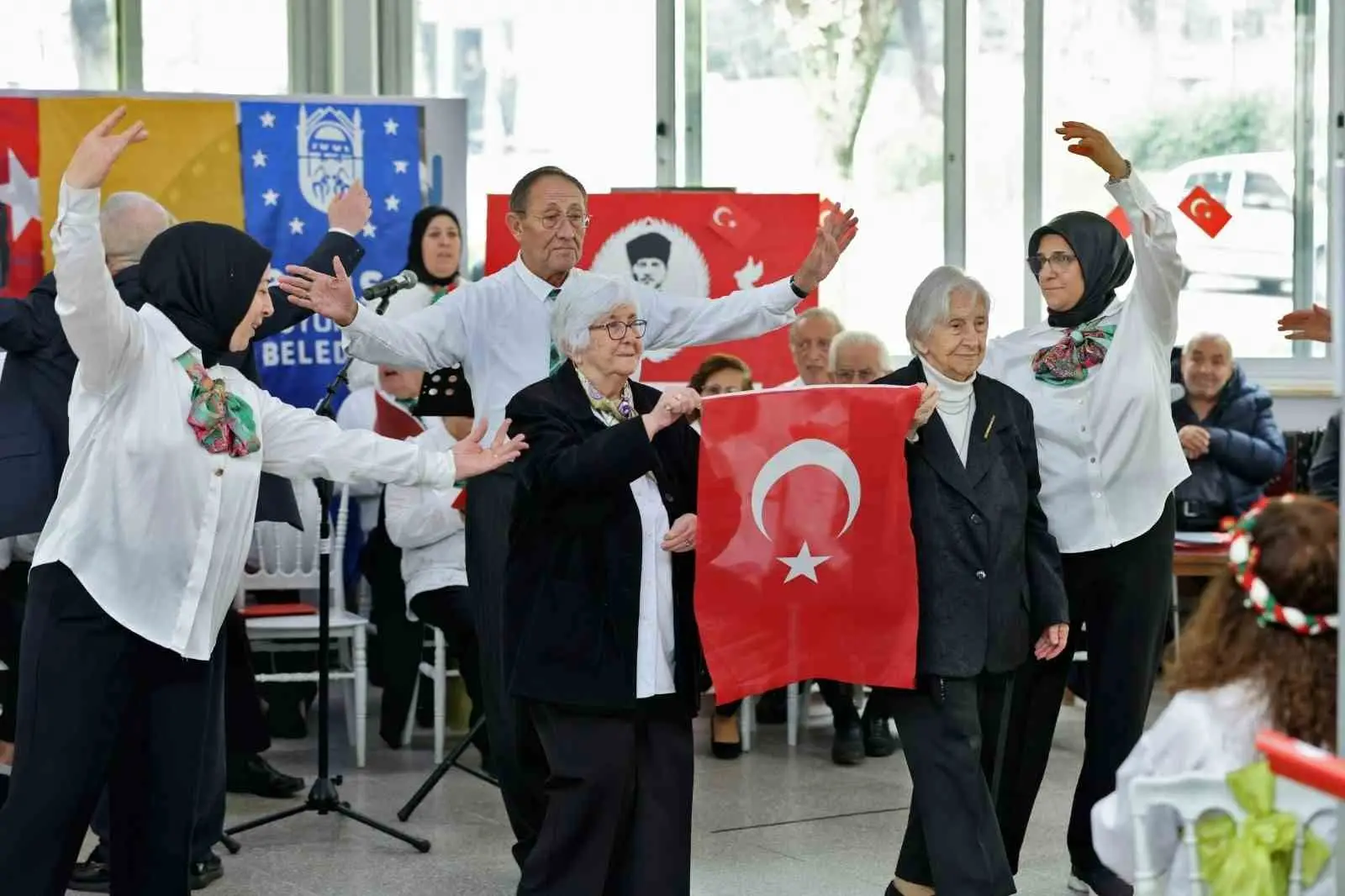 BURSA BÜYÜKŞEHİR BELEDİYESİ, 29 EKİM CUMHURİYET BAYRAMI’NIN 103’ÜNCÜ YIL DÖNÜMÜ KUTLAMALARI KAPSAMINDA DÜZENLEDİĞİ BİR DİZİ ETKİNLİK VE PROGRAMLA BURSALILARI BAYRAM SEVİNCİNE ORTAK ETTİ.