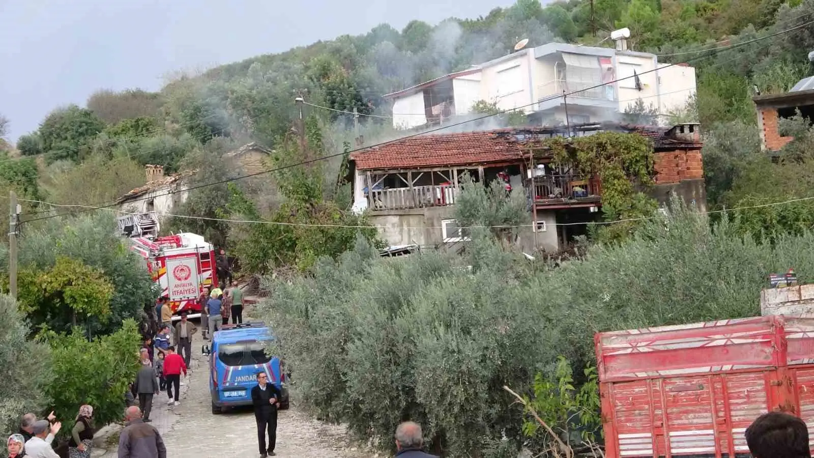 ANTALYA’NIN MANAVGAT İLÇESİNDE KÂGİR OLARAK ADLANDIRILAN KÖY EVİ YANARAK KULLANILAMAZ HALE GELDİ. OCAK YAKMAK İSTERKEN YANGINA SEBEP OLDUĞU İDDİA EDİLEN VE VÜCUDUNDA YANIKLAR OLUŞAN KERİM AYDİLEK HASTANEYE KALDIRILDI.