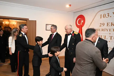 ERZURUM VALİSİ AYDIN BARUŞ, 29 EKİM CUMHURİYET BAYRAMI’NIN 103. YIL DÖNÜMÜ DOLAYISIYLA DÜZENLENEN KABUL TÖRENİNDE, 9’UNCU KOLORDU VE GARNİZON KOMUTANI TÜMGENERAL OSMAN AKYILDIZ VE ERZURUM BÜYÜKŞEHİR BELEDİYE BAŞKANI MEHMET SEKMEN İLE BİRLİKTE KONUKLARI KARŞILADI.