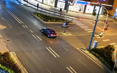 DÜZCE'DE OTOMOBİLE ÇARPAN MOTOSİKLET SÜRÜCÜSÜ, ÖN CAMDAN OTOMOBİLİN İÇERİSİNE GİREREK YARALANDI. KAZANIN GÜVENLİK KAMERALARI GÖRÜNTÜLERİ ORTAYA ÇIKARKEN, MOTOSİKLET SÜRÜCÜSÜNÜN KIRMIZI IŞIK İHLALİ YAPTIĞI GÖRÜLDÜ.