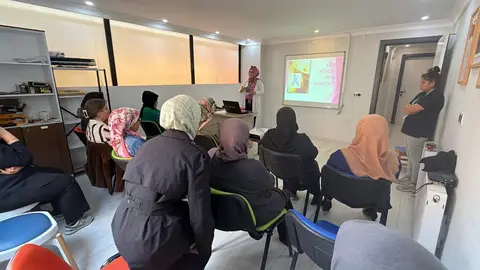 BATMAN’IN GERCÜŞ İLÇE HALK SAĞLIĞI MERKEZİ TARAFINDAN, MEME KANSERİ FARKINDALIK AYI ETKİNLİKLERİ KAPSAMINDA AİLE DESTEK MERKEZİNDEKİ (ADEM) KURSİYERLERE YÖNELİK BİLGİLENDİRME VE EĞİTİM PROGRAMI GERÇEKLEŞTİRİLDİ.