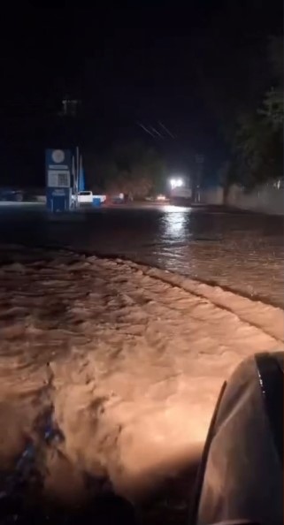 ŞANLIURFA’DA ETKİLİ OLAN SAĞANAK YAĞMUR SU TAŞKINLARINA YOL AÇTI.