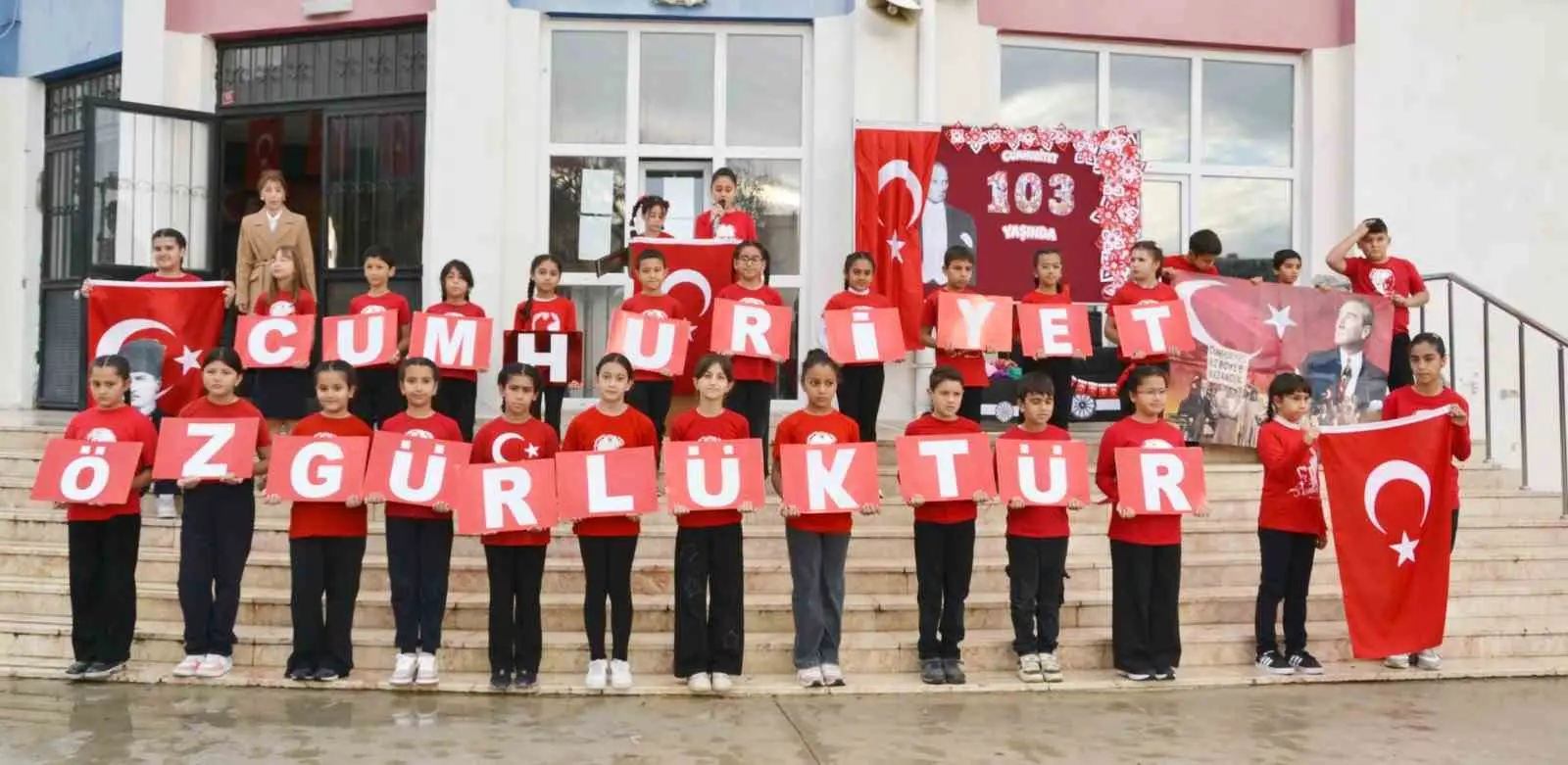 KUTLAMALARIN GERÇEKLEŞTİRİLDİĞİ OKULLARDAN BİRİ OLAN DR. ÖMER FARUK MERİÇ İLKOKULU’NDA DA CUMHURİYET BAYRAMI COŞKUYLA KUTLANDI. KIRMIZI-BEYAZ RENKLERİN HAKİM OLDUĞU PROGRAMDA ATATÜRK VE AY YILDIZLI TİŞÖRTLER GİYEN ÖĞRENCİLER, ÖĞRETMENLERİNİN REHBERLİĞİNDE HAZIRLADIKLARI GÖSTERİLERİ SERGİLEDİ. MİNİK ÖĞRENCİLERİN HEYECANLA GERÇEKLEŞTİRDİĞİ PERFORMANSLAR, VELİLERDEN BÜYÜK ALKIŞ ALDI.