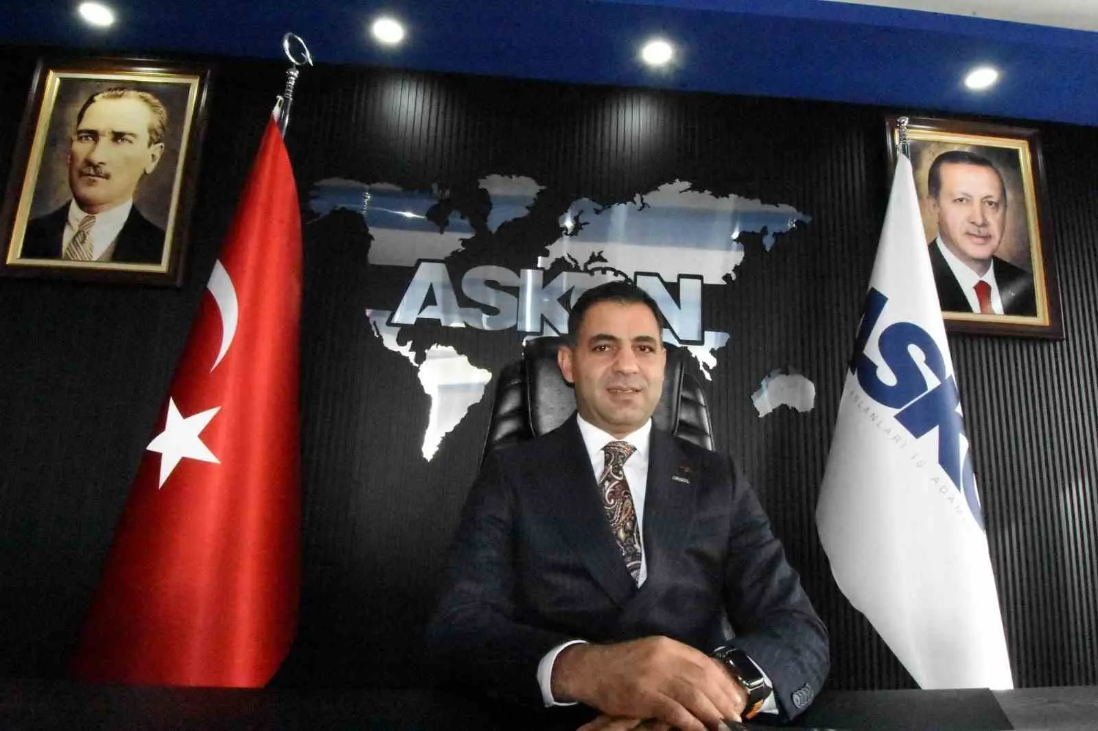 TOPLUMSAL BİRLİK VE BERABERLİK VURGUSU YAPAN ANADOLU ASLANLARI İŞ ADAMLARI DERNEĞİ (ASKON) ERZURUM ŞUBE BAŞKANI YAVUZ SELİM TURAN, 29 EKİM CUMHURİYET BAYRAMI DOLAYISIYLA YAYIMLADIĞI MESAJINDA, CUMHURİYET’İN TÜRK MİLLETİNİN YENİDEN DOĞUŞUNU SİMGELEYEN EN ÖNEMLİ DÖNÜM NOKTALARINDAN BİRİ OLDUĞUNU VURGULADI.