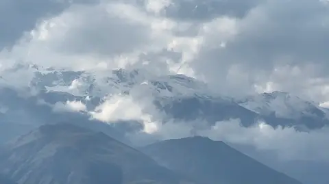 HAKKARİ’NİN YÜKSEKOVA İLÇESİNDE ETKİSİNİ SÜRDÜREN YAĞIŞLI HAVA NEDENİYLE CİLO DAĞLARI BEYAZI BÜRÜNDÜ.