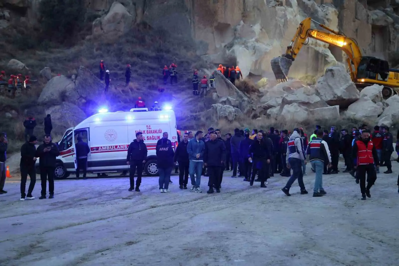 NEVŞEHİR'İN GÖREME BELDESİNDE ÇÖKEN PERİBACASINDA KAYALIKLAR ALTINDA KALAN 1 KİŞİNİN CANSIZ BEDENİNE ULAŞILDI.