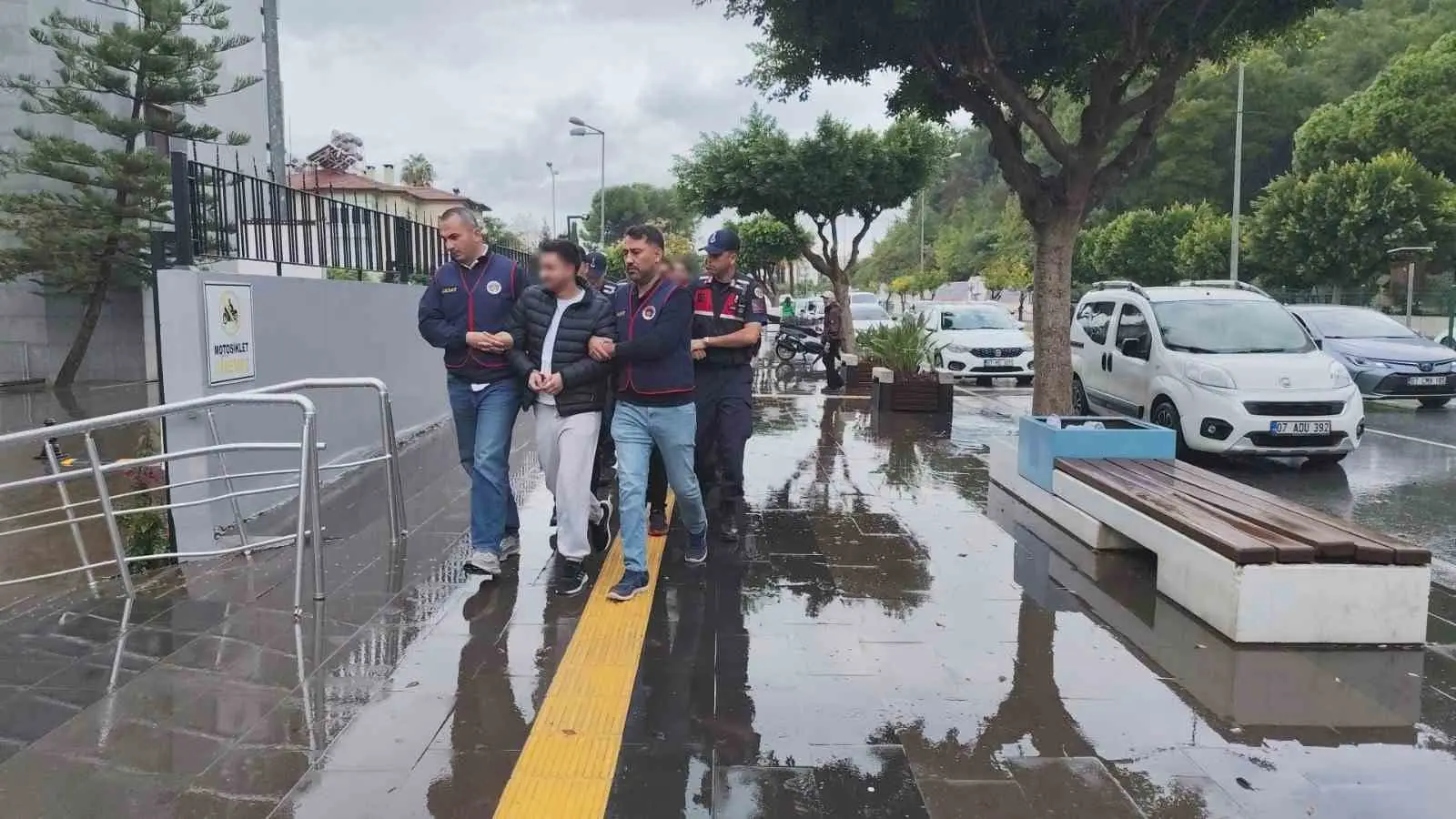 ANTALYA’NIN MANAVGAT İLÇESİNDE RESTORANA SİLAHLI SALDIRI OLAYININ ŞÜPHELİSİ OLARAK YAKALANAN 5 KİŞİDEN 3’Ü ÇIKARILDIĞI MAHKEME TARAFINDAN TUTUKLANIRKEN 2 KİŞİ İSE ADLİ KONTROLLE SERBEST KALDI.