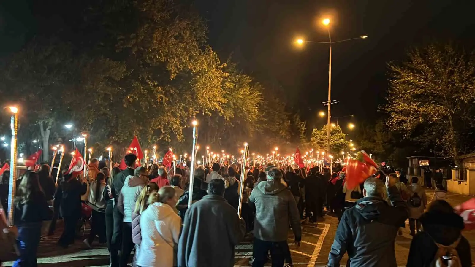 ÇANAKKALE’DE 29 EKİM CUMHURİYET BAYRAMI KUTLAMALARI İÇİN ÇANAKKALE VALİLİĞİ TARAFINDAN DÜZENLENEN FENER ALAYINDA MEŞALELER CUMHURİYET İÇİN YANDI.