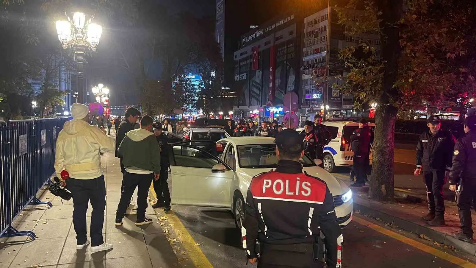 ANKARA’DA, TÜRK DEVLETLERİ TEŞKİLATI (TDT) 13. DEVLET VE HÜKÜMET BAŞKANLARI ZİRVESİ KAPSAMINDA YÜRÜTÜLEN GÜVENLİK TEDBİRLERİ KAPSAMINDA POLİS EKİPLERİNCE ASAYİŞ VE TRAFİK DENETİMİ GERÇEKLEŞTİRİLDİ.