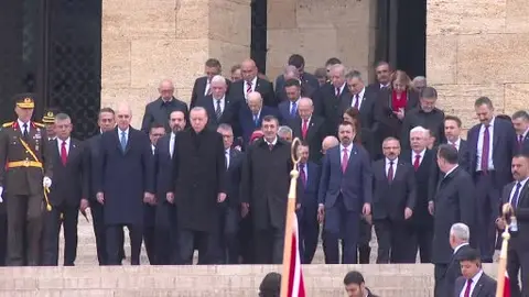 Bahçeli ve Dervişoğlu, Anıtkabir merdivenlerinden kol kola indi