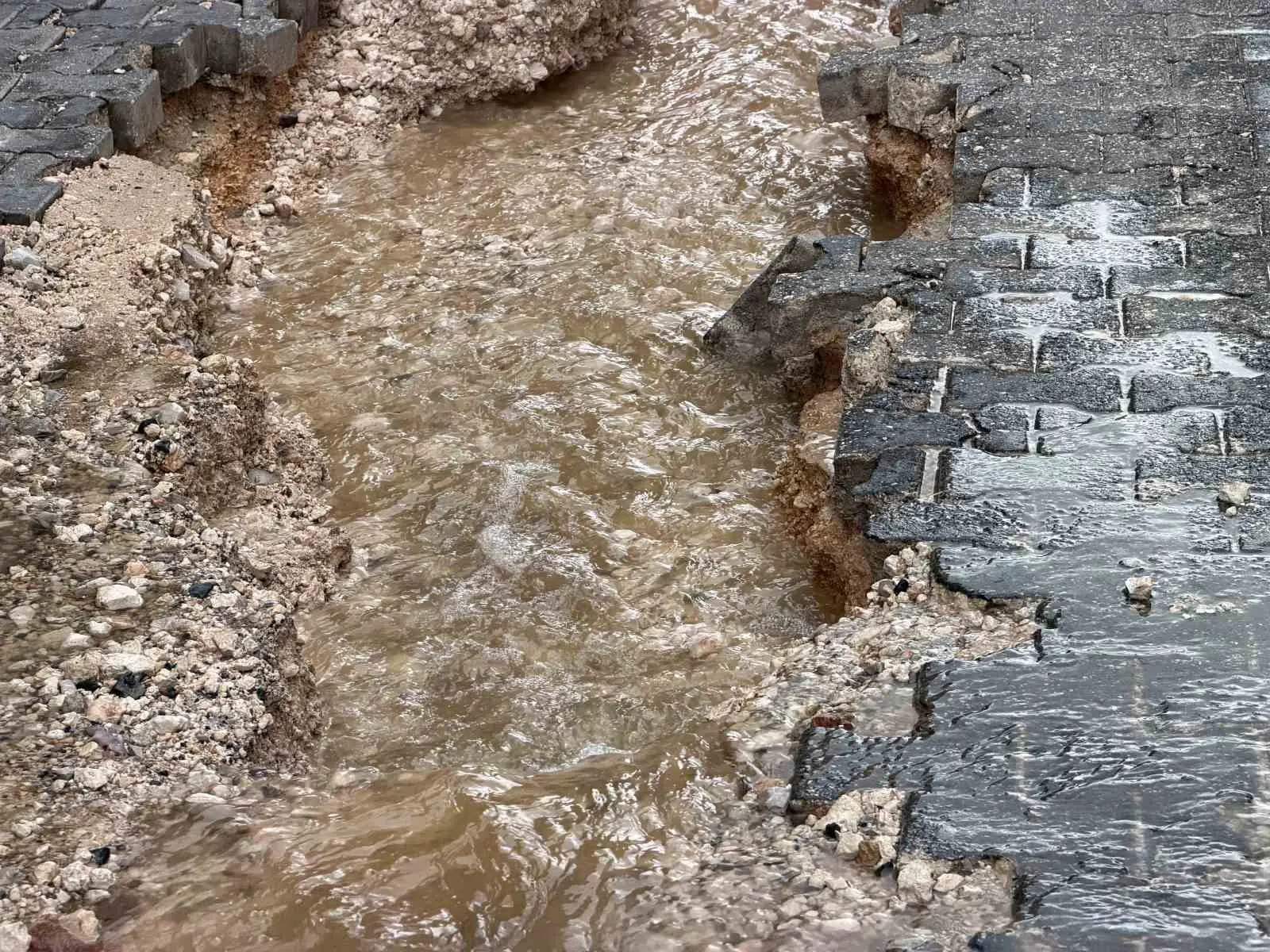 MAZIDAĞI’NDA ŞİDDETLİ YAĞIŞIN ARDINDAN YOLLAR ÇÖKTÜ