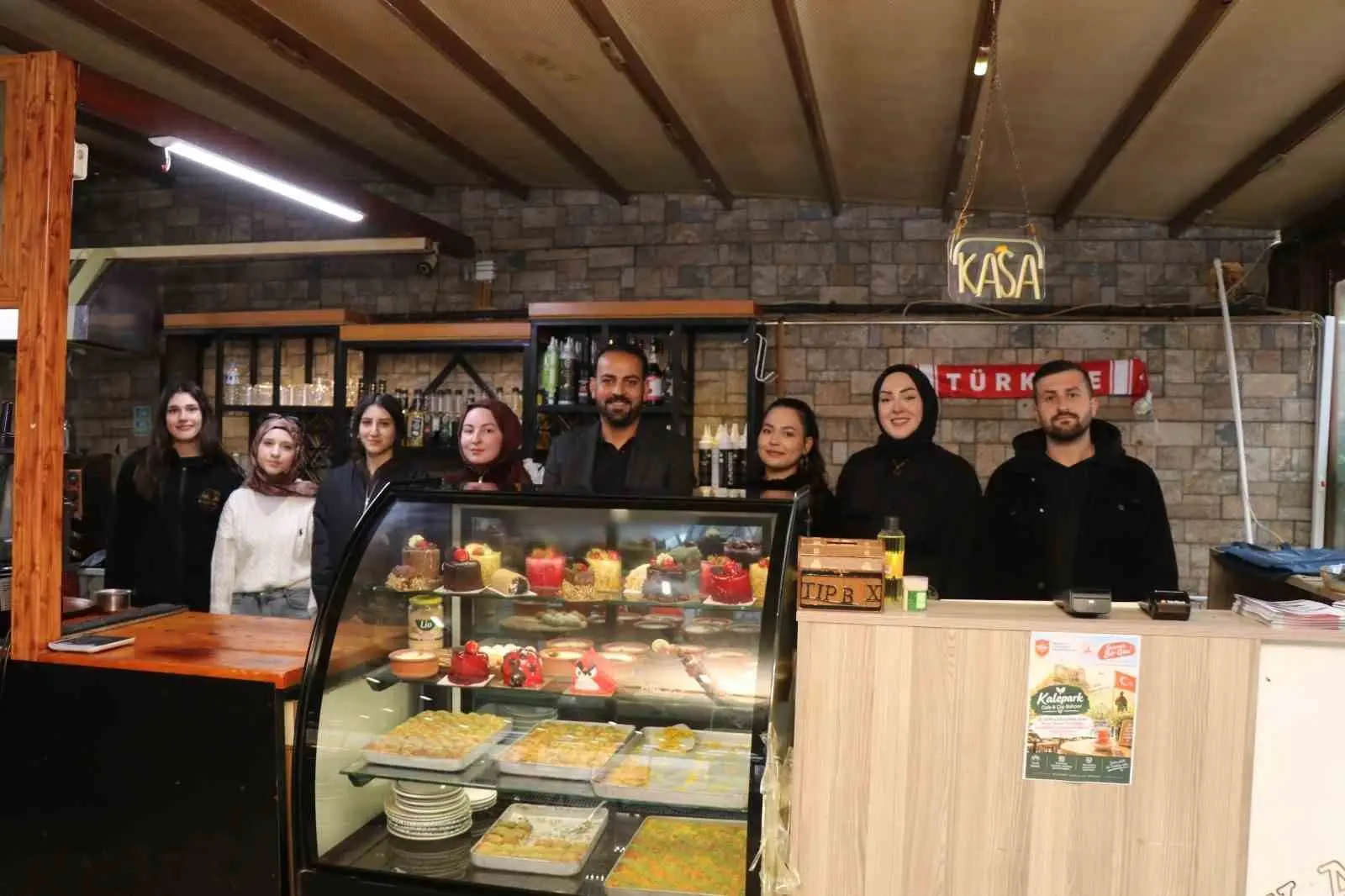 ERZURUM’UN OLTU İLÇESİNDE FAALİYET GÖSTEREN İŞLETME, BİR GÜNLÜK KAZANCININ TAMAMINI TÜRK SİLAHLI KUVVETLERİ GÜÇLENDİRME VAKFI’NA BAĞIŞLAMA KARARI ALDI. OLTU KAYMAKAMLIĞI DESTEKLERİ İLE  İŞLETME SAHİBİ M. FATİH ÖZBEK’İN BAŞLATTIĞI KAMPANYANIN, DİĞER ESNAFLARA DA ÖRNEK OLMASI HEDEFLENİYOR.