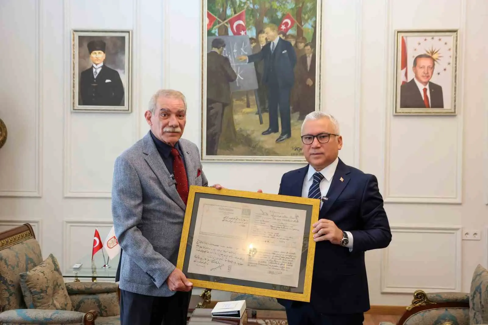 BİRİNCİ DÜNYA SAVAŞI’NDA RUSLARA ESİR DÜŞEREK SİBİRYA’YA GÖTÜRÜLEN SİVASLI SÜVARİ YÜZBAŞI ABDÜLKADİR’İN, ANNESİNDEN HABER BEKLEDİĞİNİ ANLATAN 110 YILLIK HABERLEŞME VESİKASI TORUNU DR. SELAHİ ERTÜRK’E TESLİM EDİLDİ.
