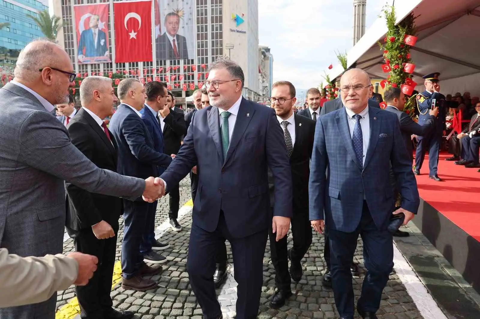 AK PARTİ İZMİR İL BAŞKANI BİLAL SAYGILI, CUMHURİYET’İN İLANININ 103’ÜNCÜ YIL DÖNÜMÜ DOLAYISIYLA İZMİR’DE DÜZENLENEN TÖREN VE KUTLAMA PROGRAMLARINA KATILARAK CUMHURİYET BAYRAMI COŞKUSUNA ORTAK OLDU.