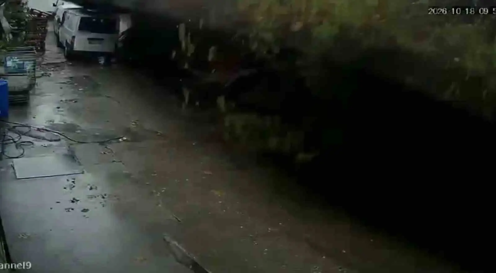 ZONGULDAK’TA GEÇEN HAFTA ETKİLİ OLAN YAĞIŞLARIN ARDINDAN BİR İSTİNAT DUVARININ ÇÖKME ANINA İLİŞKİN KAMERA GÖRÜNTÜLERİ ORTAYA ÇIKTI. KARAELMAS SANAYİ SİTESİ’NDE PARK HALİNDEKİ 2 ARACIN ENKAZ ALTINDA KALDIĞI, KÖPEK KULÜBESİNDEKİ KÖPEKLERİN TELEF OLDUĞU OLAYIN GÖRÜNTÜLERİ DUVARIN YIKILDIĞI ANI GÖZLER ÖNÜNE SERDİ.
