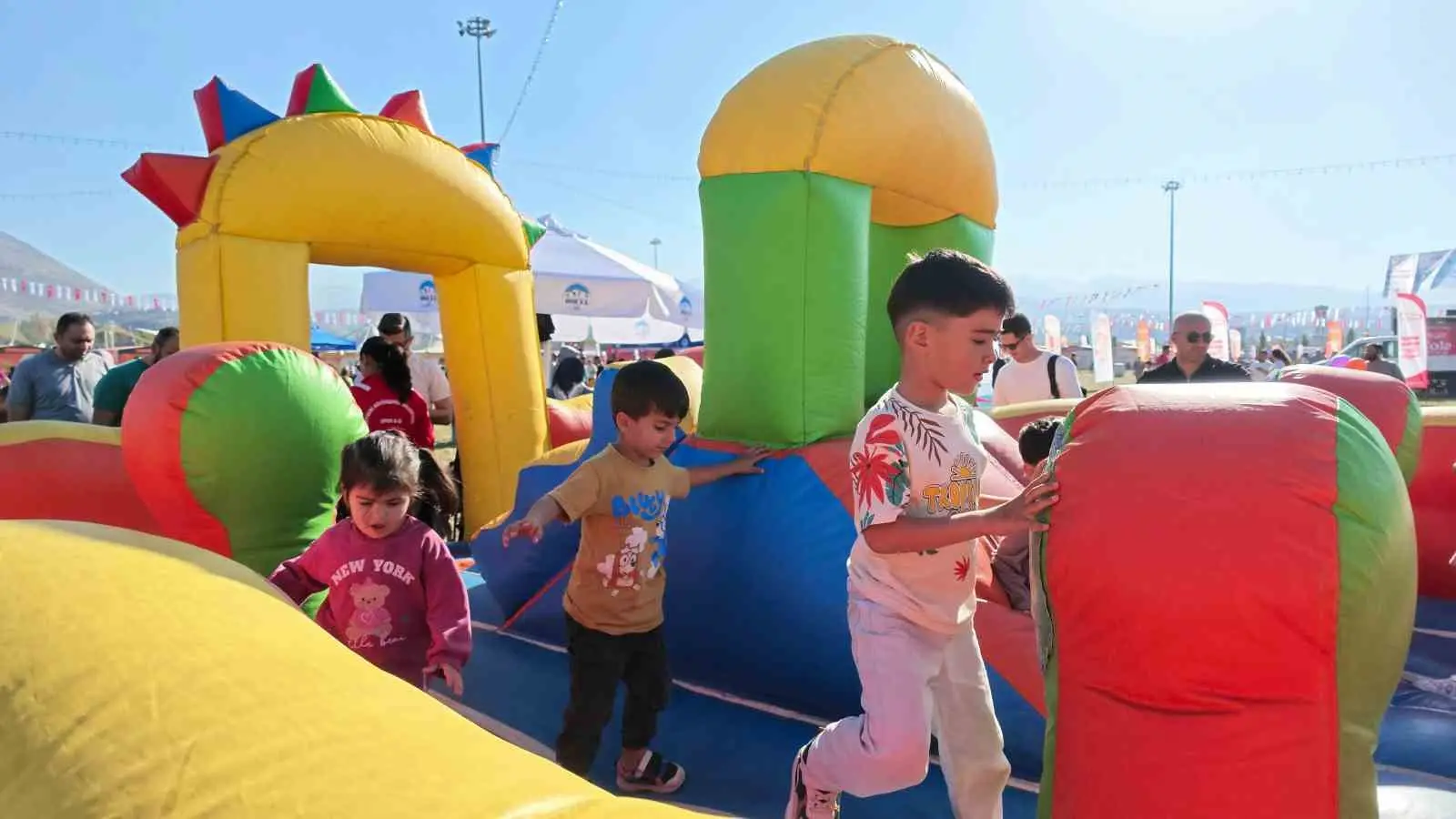 KAYSERİ BÜYÜKŞEHİR BELEDİYESİ SPOR A.Ş., BÜYÜKŞEHİR BELEDİYESİ ÖNCÜLÜĞÜNDE DÜZENLENEN 4. KAYSERİ GASTRONOMİ GÜNLERİ KAPSAMINDA OLUŞTURDUĞU OYUN VE SPOR ALANLARIYLA FESTİVAL COŞKUSUNA HAREKET KATTI.