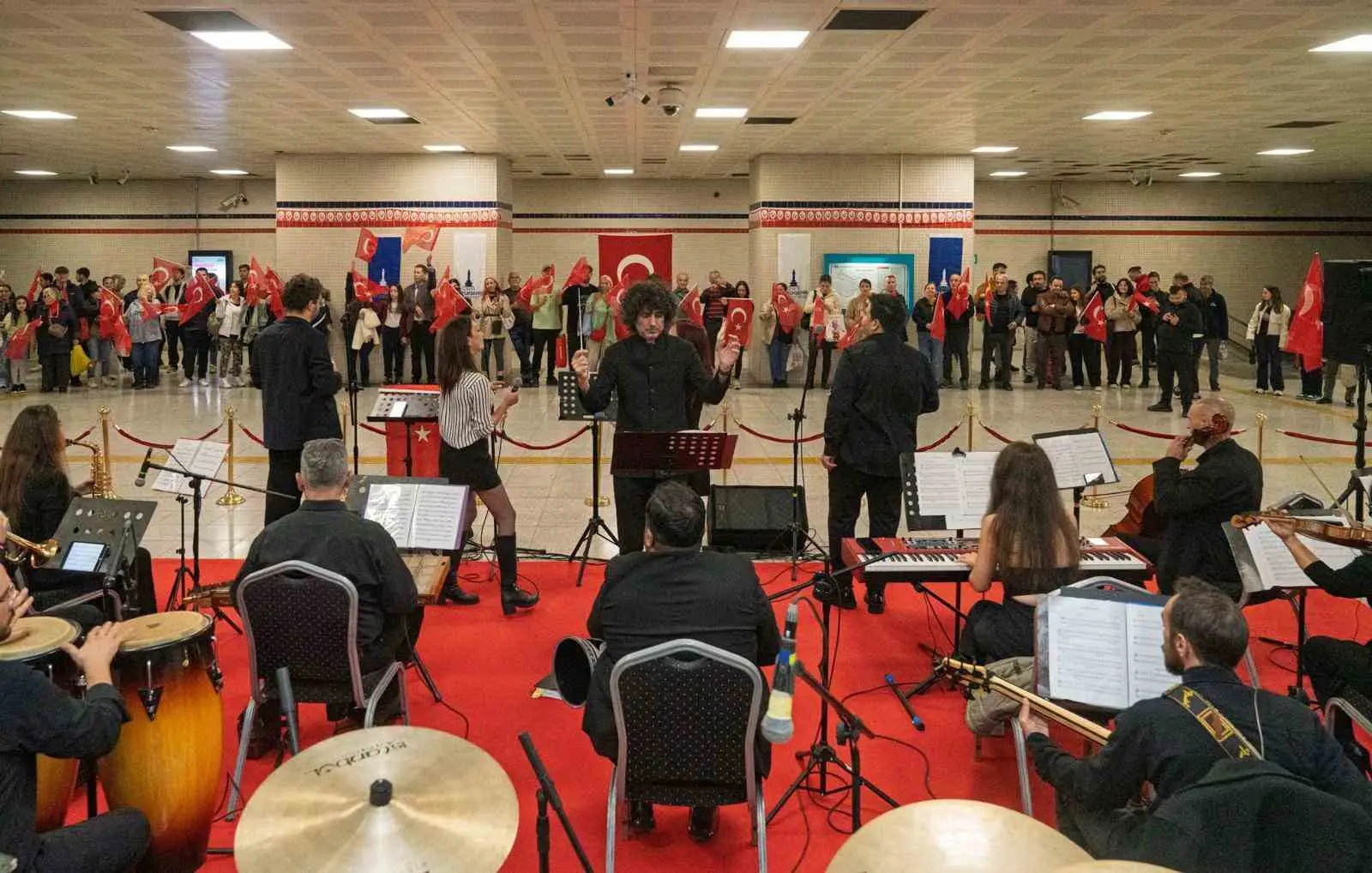 İZMİR BÜYÜKŞEHİR BELEDİYESİ TARAFINDAN KENTİN KÜLTÜR-SANAT YAŞAMINA KAZANDIRILAN SMYRNA ENSEMBLE, 29 EKİM CUMHURİYET BAYRAMI KUTLAMALARI KAPSAMINDA İZMİR METROSU’NUN FAHRETTİN ALTAY İSTASYONUNDA İKİ KONSER VERDİ.
