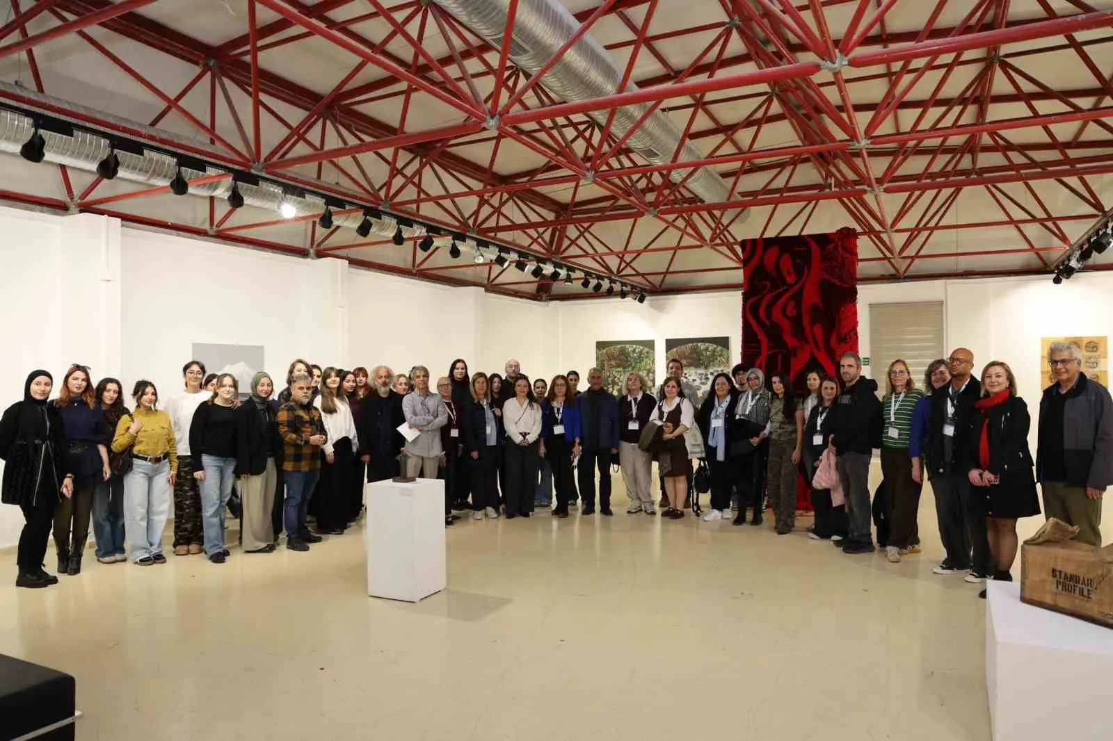 DÜZCE ÜNİVERSİTESİ SANAT, TASARIM VE MİMARLIK FAKÜLTESİ TARAFINDAN VE EĞİTİM FAKÜLTESİ ÖĞRETİM ÜYESİ PROF. DR. FİLİZ EVRAN ACAR’IN YÜRÜTÜCÜLÜĞÜNDE, DÜZCE 15 TEMMUZ ŞEHİTLER ANADOLU LİSESİ İŞ BİRLİĞİYLE GERÇEKLEŞTİRİLEN PROJE KAPSAMINDA DÜZENLENEN, DEĞİŞEN MANZARA BAŞLIKLI SERGİ AÇILDI.