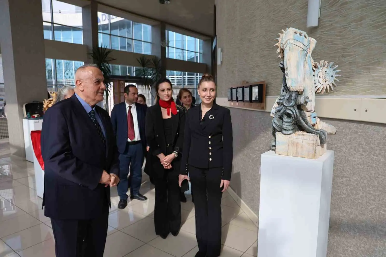 DÜZCE ÜNİVERSİTESİ SANAT TASARIM VE MİMARLIK FAKÜLTESİ MİMARLIK, HEYKEL VE RESİM BÖLÜMLERİ TARAFINDAN DÜZENLENEN “29 EKİM CUMHURİYET BAYRAMI VE 10 KASIM ATATÜRK’Ü ANMA VE ATATÜRK HAFTASI” TEMALI SERGİNİN AÇILIŞI, CUMHURİYET KONFERANS SALONU FUAYE ALANI’NDA GERÇEKLEŞTİRİLDİ.