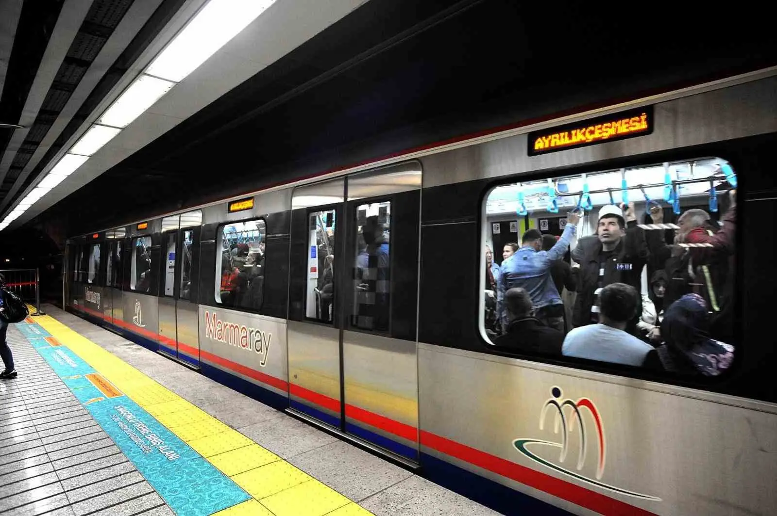 ULAŞTIRMA VE ALTYAPI BAKANI ABDULKADİR URALOĞLU, CUMHURİYET'İN 103’ÜNCÜ YIL DÖNÜMÜNDE MARMARAY'IN DA 13’ÜNCÜ YAŞINI KUTLADIĞINI BELİRTEREK, HATTIN AÇILDIĞI 29 EKİM 2013 TARİHİNDEN BU YANA TOPLAM 1,6 MİLYAR YOLCUYA HİZMET VERDİĞİNİ BİLDİRDİ.