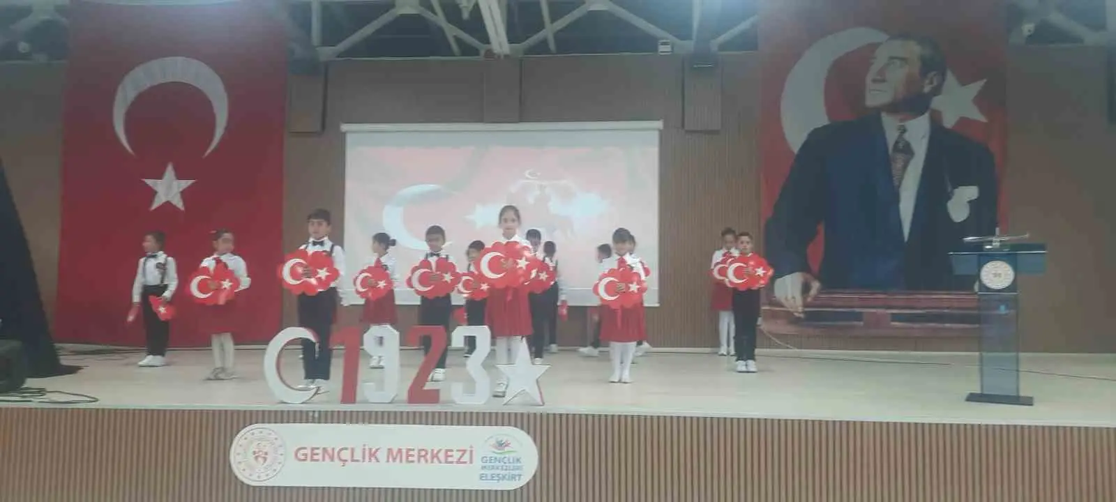 TÜRKİYE CUMHURİYETİ'NİN KURULUŞUNUN 103. YIL DÖNÜMÜ, AĞRI'NIN ELEŞKİRT İLÇESİNDE BÜYÜK BİR COŞKU VE GURURLA KUTLANDI.