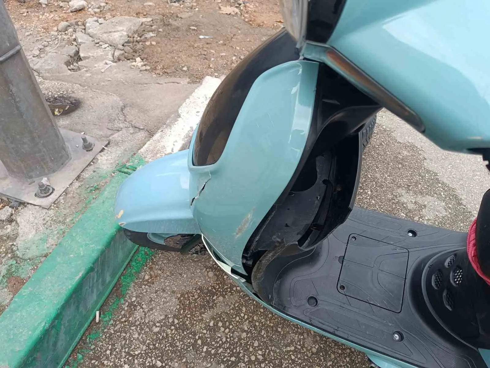 BURSA’NIN OSMANGAZİ İLÇESİNDE KARŞIDAN KARŞIYA GEÇMEYE ÇALIŞAN YAYAYA MOTOSİKLET ÇARPTI. ÇARPMANIN ETKİSİYLE METRELERCE SÜRÜKLENEN YAYA VE SÜRÜCÜ, SAĞLIK EKİPLERİNİN İLK MÜDAHALESİNİN ARDINDAN HASTANEYE KALDIRILDI. KAZA ANI GÜVENLİK KAMERASINA YANSIDI.