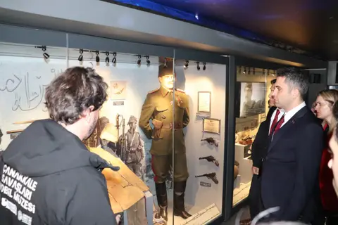 ÇANAKKALE SAVAŞLARI’NIN TARİHÎ MİRASINI VE TÜRK MİLLETİNİN BAĞIMSIZLIK MÜCADELESİNİ YANSITAN MOBİL MÜZE TIRI, MANİSA’NIN SELENDİ İLÇESİNDE ZİYARETE AÇILDI. 15 TEMMUZ DEMOKRASİ MEYDANI’NDA KONUŞLANDIRILAN MÜZE TIRI, ÖĞRENCİLER VE VATANDAŞLARDAN İLGİ GÖRÜRKEN, ZİYARETÇİLERE ÇANAKKALE RUHUNU YAKINDAN TANIMA FIRSATI SUNUYOR.