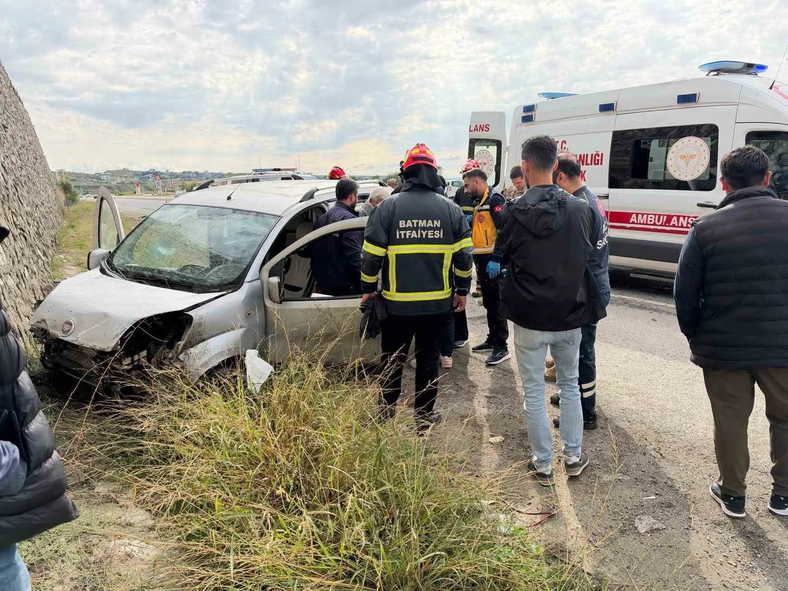 BATMAN’IN KOZLUK İLÇESİNDE BİR ARACIN DUVARA ÇARPMASI SONUCU MEYDANA GELEN TRAFİK KAZASINDA 2 KİŞİ YARALANDI. İHBAR ÜZERİNE OLAY YERİNE SAĞLIK EKİPLERİ SEVK EDİLDİ.