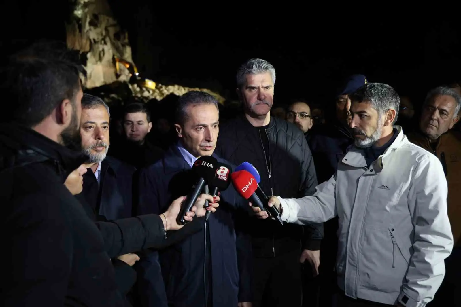 NEVŞEHİR VALİSİ HÜSEYİN  KÖK; GÖREME BELDESİNDE YIKILAN PERİBACASININ ALTINDAN 2'Sİ TÜRK 1'İ TURİST OLMAK ÜZERE 3 KİŞİNİN CANSIZ BEDENİNİN ÇIKARILDIĞINI AÇIKLADI.