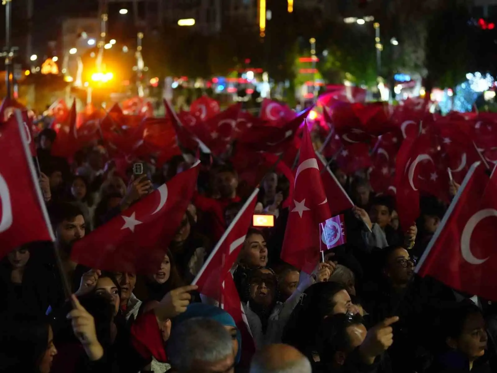 BOLU’DA 29 EKİM CUMHURİYET BAYRAMI DOLAYISIYLA DÜZENLENEN FENER ALAYI YÜRÜYÜŞÜ’NDE BİNLERCE KİŞİ BİR ARAYA GELDİ. TÜRK BAYRAKLARI VE ATATÜRK POSTERLERİYLE YÜRÜYEN VATANDAŞLAR, MARŞLAR VE SLOGANLAR EŞLİĞİNDE CUMHURİYET COŞKUSUNU YAŞADI.