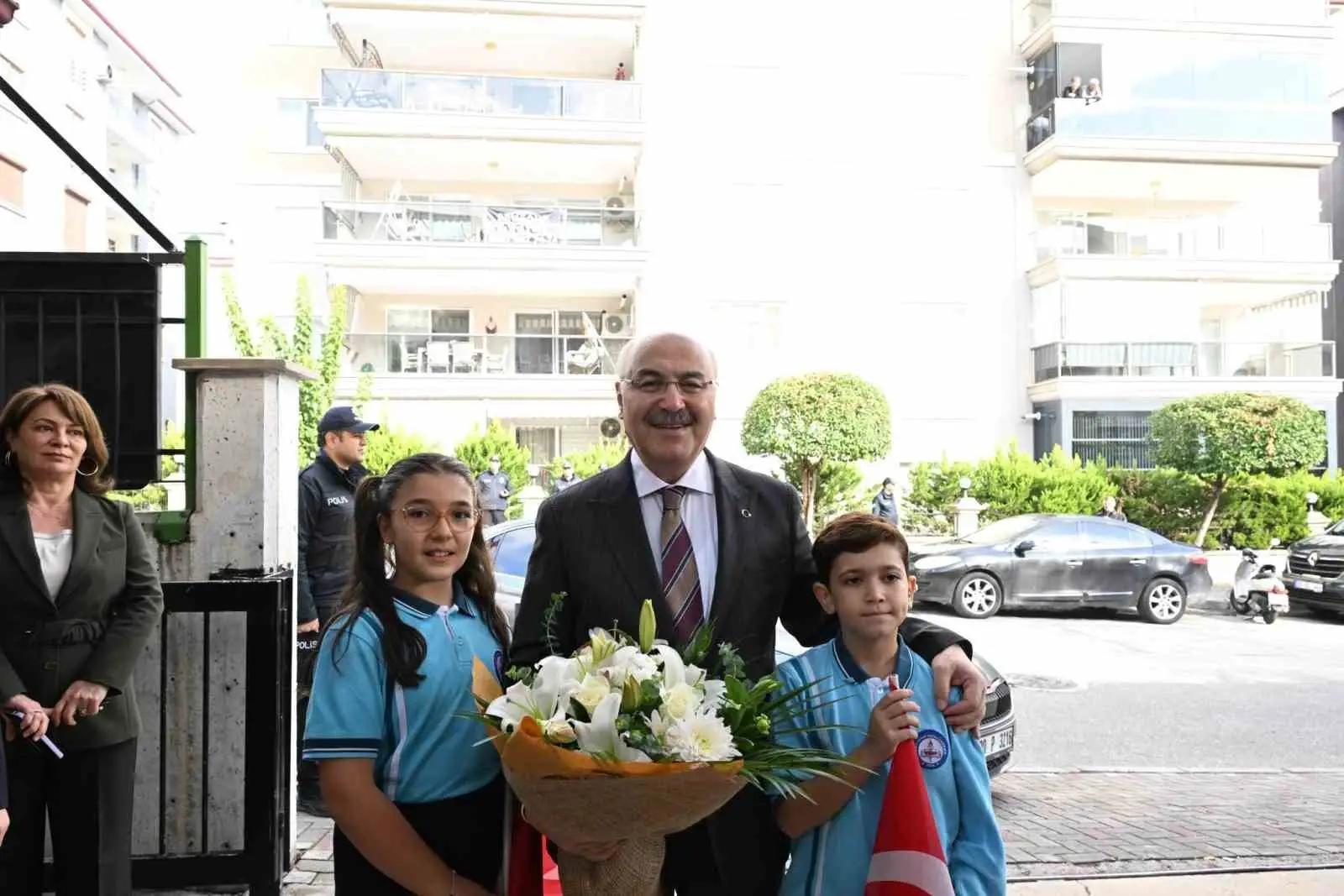 DENİZLİ İL MİLLÎ EĞİTİM MÜDÜRLÜĞÜ TARAFINDAN İLKOKUL ÖĞRENCİLERİNE YÖNELİK HAZIRLANAN "BİR SANCAK, BİR ŞEHİR, BİR KAHRAMAN: MÜFTÜ AHMET HULUSİ EFENDİ" PROJESİ’NİN LANSMANI GERÇEKLEŞTİRİLDİ. 2026-2027 EĞİTİM ÖĞRETİM YILI BOYUNCA DENİZLİ GENELİNDEKİ RESMÎ VE ÖZEL İLKOKULLARDA UYGULANACAK PROJEYLE, MİLLÎ MÜCADELE KAHRAMANI MÜFTÜ AHMET HULUSİ EFENDİ’NİN VATAN SEVGİSİ, MÜCADELE RUHU VE TARİHÎ MİRASININ GELECEK NESİLLERE AKTARILMASI HEDEFLENİYOR.