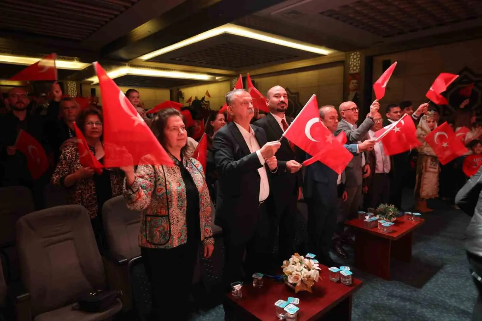 MANİSA’NIN YUNUSEMRE İLÇESİNDE 29 EKİM CUMHURİYET BAYRAMI, KONSERDEN HALK OYUNLARINA, RİTİM GÖSTERİSİNDEN RESİM SERGİSİNE KADAR UZANAN ETKİNLİKLERLE KUTLANDI. FERDİ ZEYREK MİLLET ÇARŞISI’NDA DÜZENLENEN PROGRAMDA HER YAŞTAN VATANDAŞ CUMHURİYET COŞKUSUNU BİRLİKTE YAŞADI.