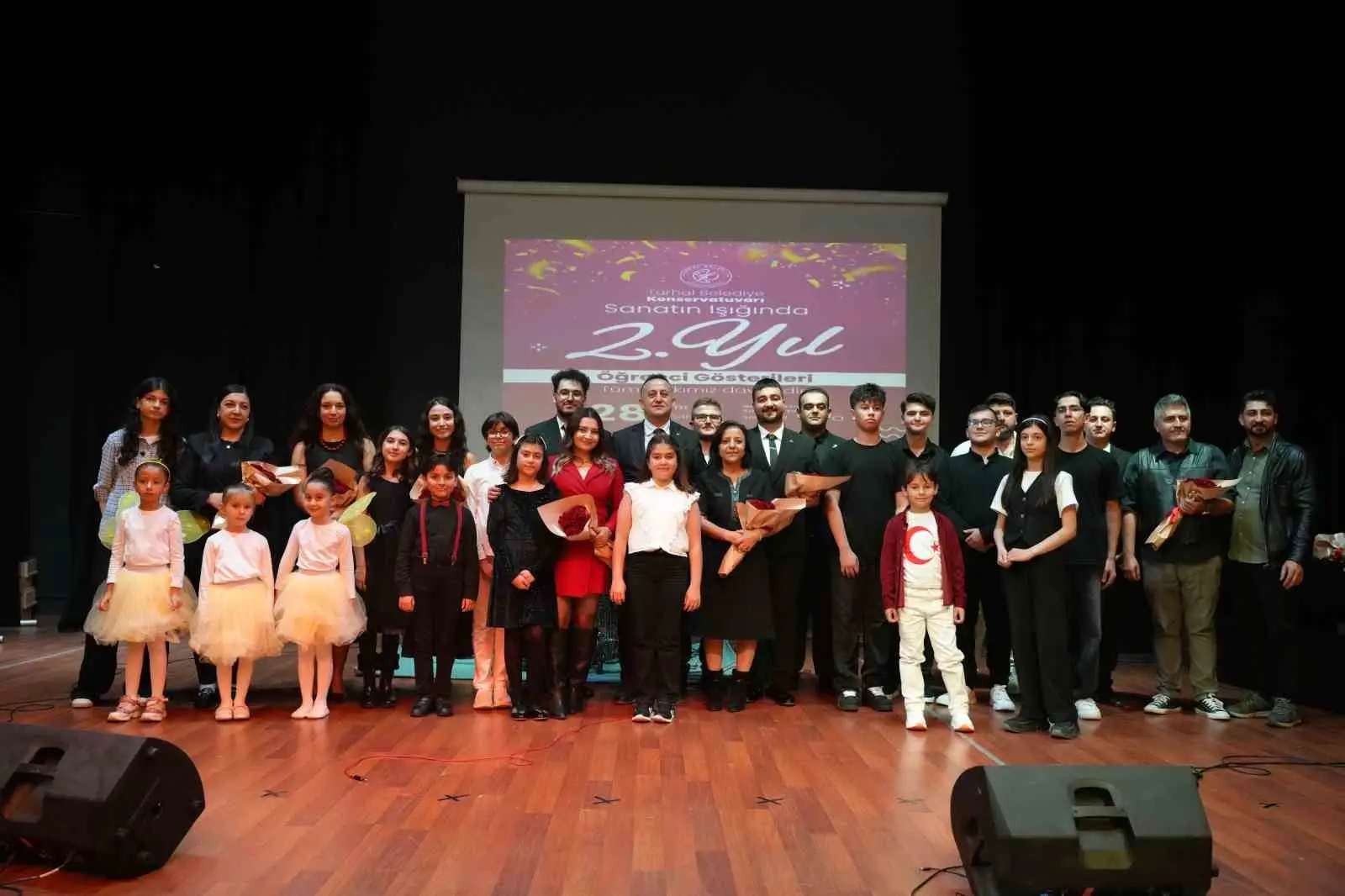 TOKAT’IN TURHAL İLÇESİNDE, BELEDİYE KONSERVATUVARININ KURULUŞUNUN İKİNCİ YIL DÖNÜMÜ DOLAYISIYLA ÖĞRENCİLERİN SAHNE ALDIĞI KONSER DÜZENLENDİ.
