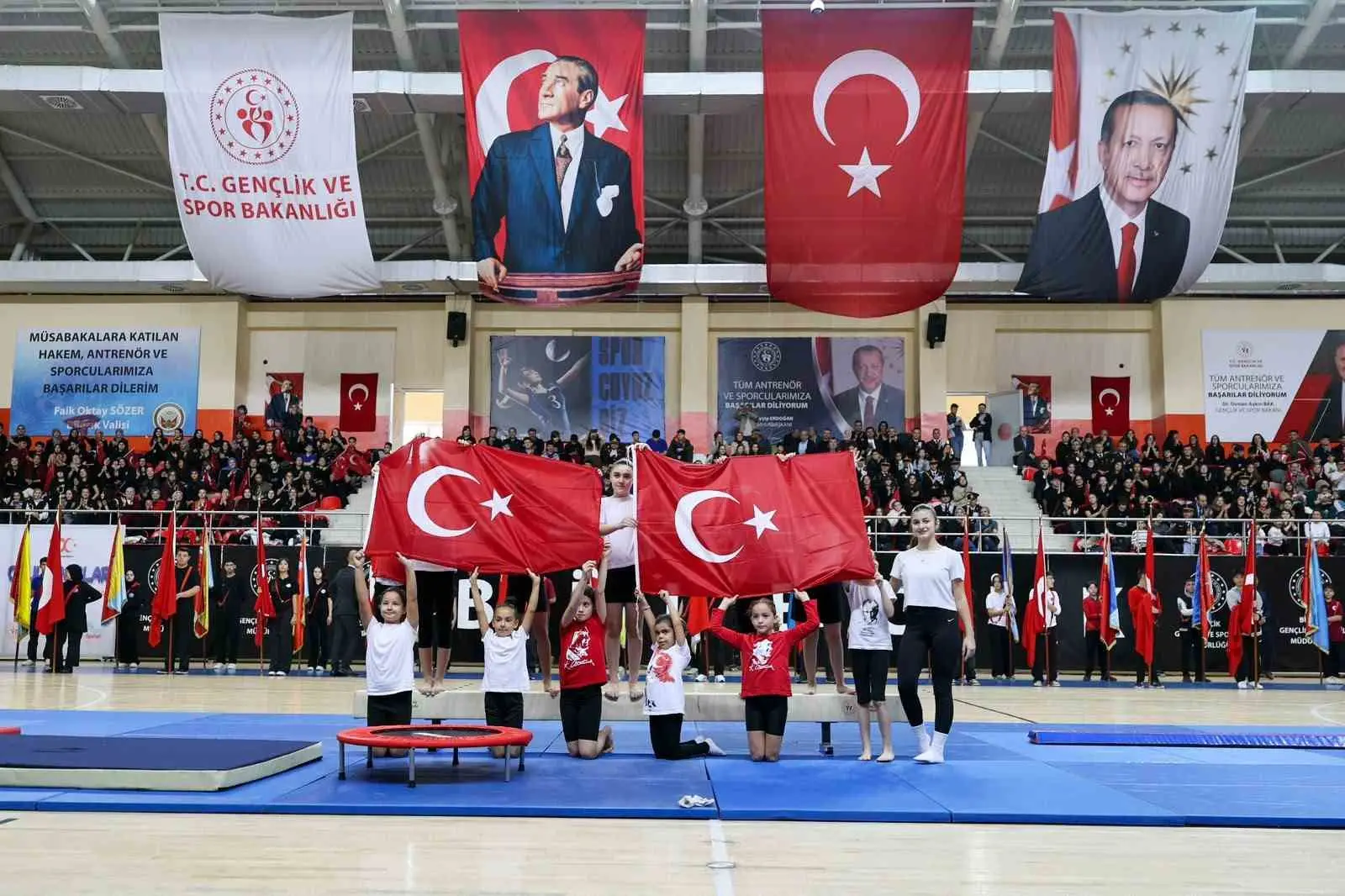 BİLECİK’TE CUMHURİYETİMİZİN KURULUŞUNUN 103'ÜNCİ YIL DÖNÜMÜ, İSTASYON SPOR SALONU’NDA DÜZENLENEN TÖRENLE BÜYÜK BİR GURUR VE COŞKUYLA KUTLANIRKEN, ANAOKULU ÖĞRENCİLERİN GÖSTERİSİ MEST ETTİ.
