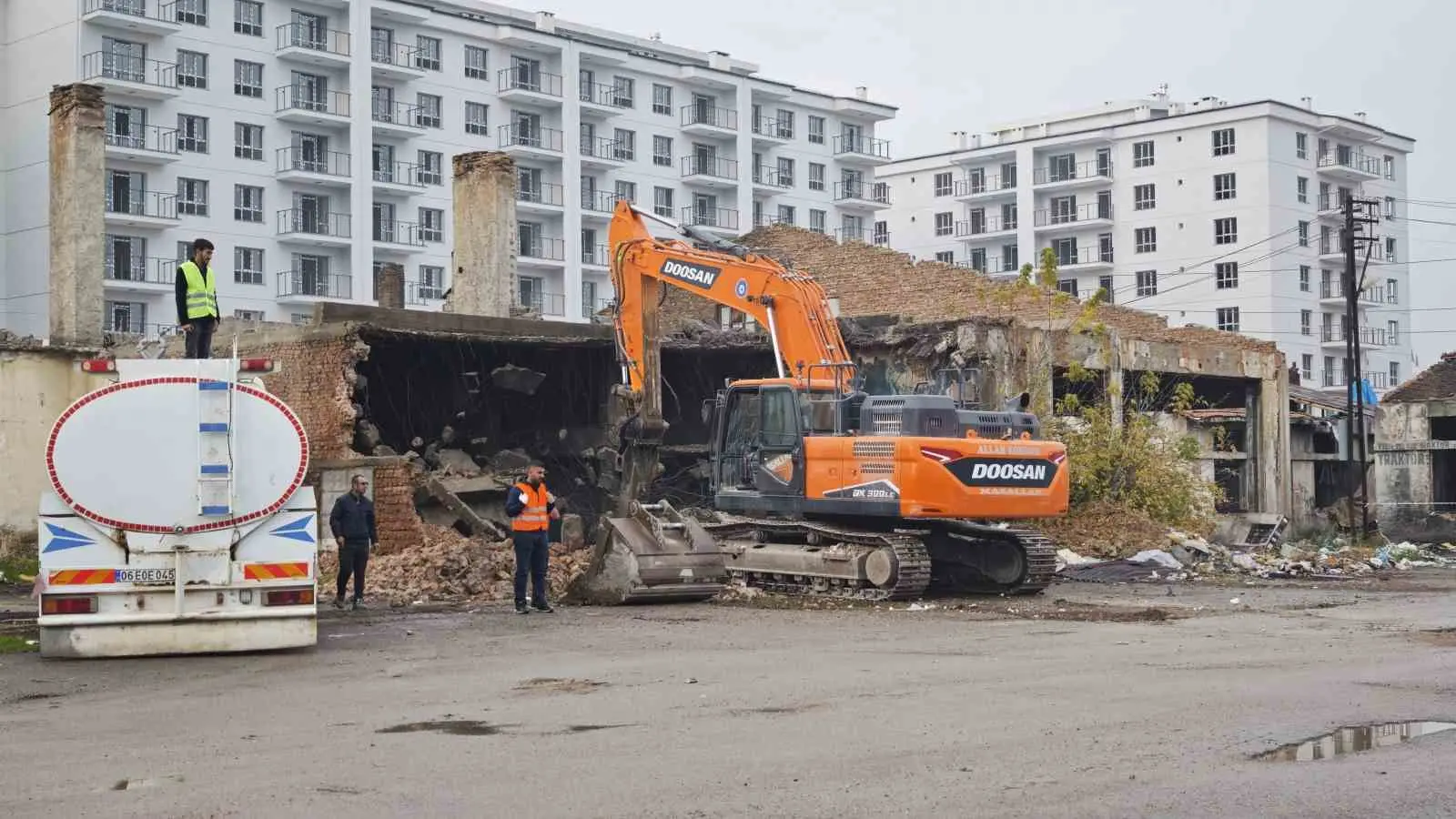 SİVAS BELEDİYESİ TARAFINDAN SÜRDÜRÜLEN “ESKİ SANAYİ KENTSEL DÖNÜŞÜM PROJESİ” KAPSAMINDA ÜÇÜNCÜ ETAP ÇALIŞMALARINDA YIKIM ÇALIŞMALARI BAŞLADI. SİVAS BELEDİYE BAŞKANI ADEM UZUN, YIKIM ÇALIŞMALARINI İNCELEYEREK BİLGİ ALDI.