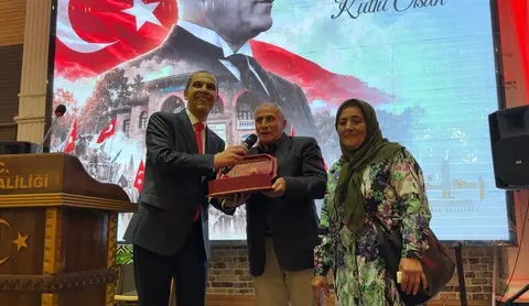 IĞDIR VALİSİ TAŞOLAR, TÜRK BAYRAĞIYLA BİSİKLET SÜREN URFULLAH ÇİFTÇİ’Yİ RESEPSİYONDA AĞIRLADI