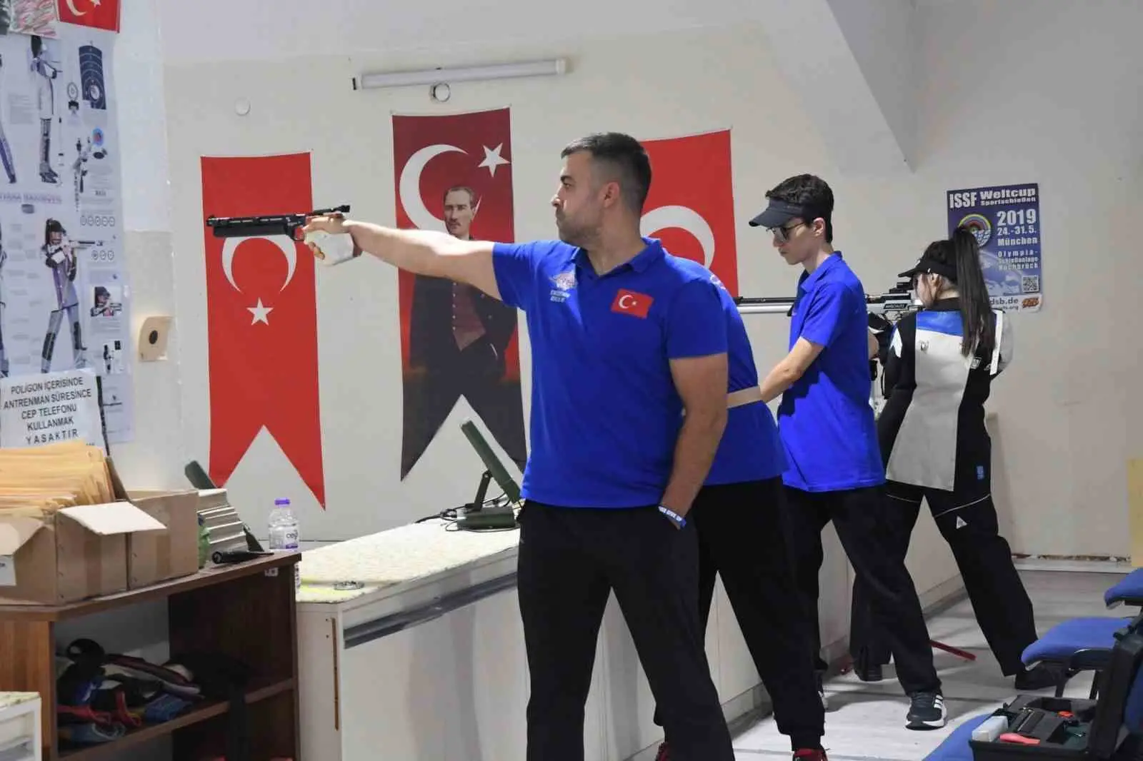 ESKİŞEHİR GENÇLİK VE SPOR İL MÜDÜRLÜĞÜ TARAFINDAN 29 EKİM CUMHURİYET BAYRAMI ETKİNLİKLERİ KAPSAMINDA DÜZENLENEN HAVALI SİLAHLAR ATICILIK KUPASI, PORSUK SPOR SALONU’NDA GERÇEKLEŞTİRİLDİ.