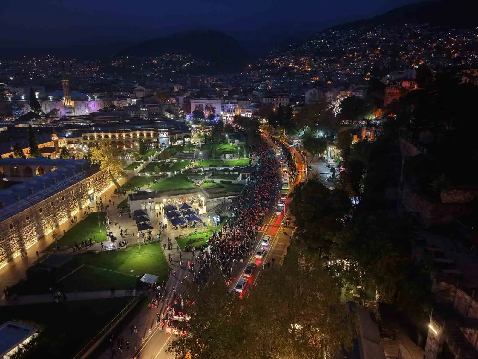 BURSA BÜYÜKŞEHİR BELEDİYESİ TARAFINDAN CUMHURİYET BAYRAMI DOLAYISIYLA DÜZENLENEN KORTEJDE MARŞLAR EŞLİĞİNDE YÜRÜYEN BURSALILAR, SEVİLEN SANATÇI BERKAY’IN SAHNE ALDIĞI KONSERLE DE BAYRAM COŞKUSUNU HEP BİRLİKTE YAŞADI.